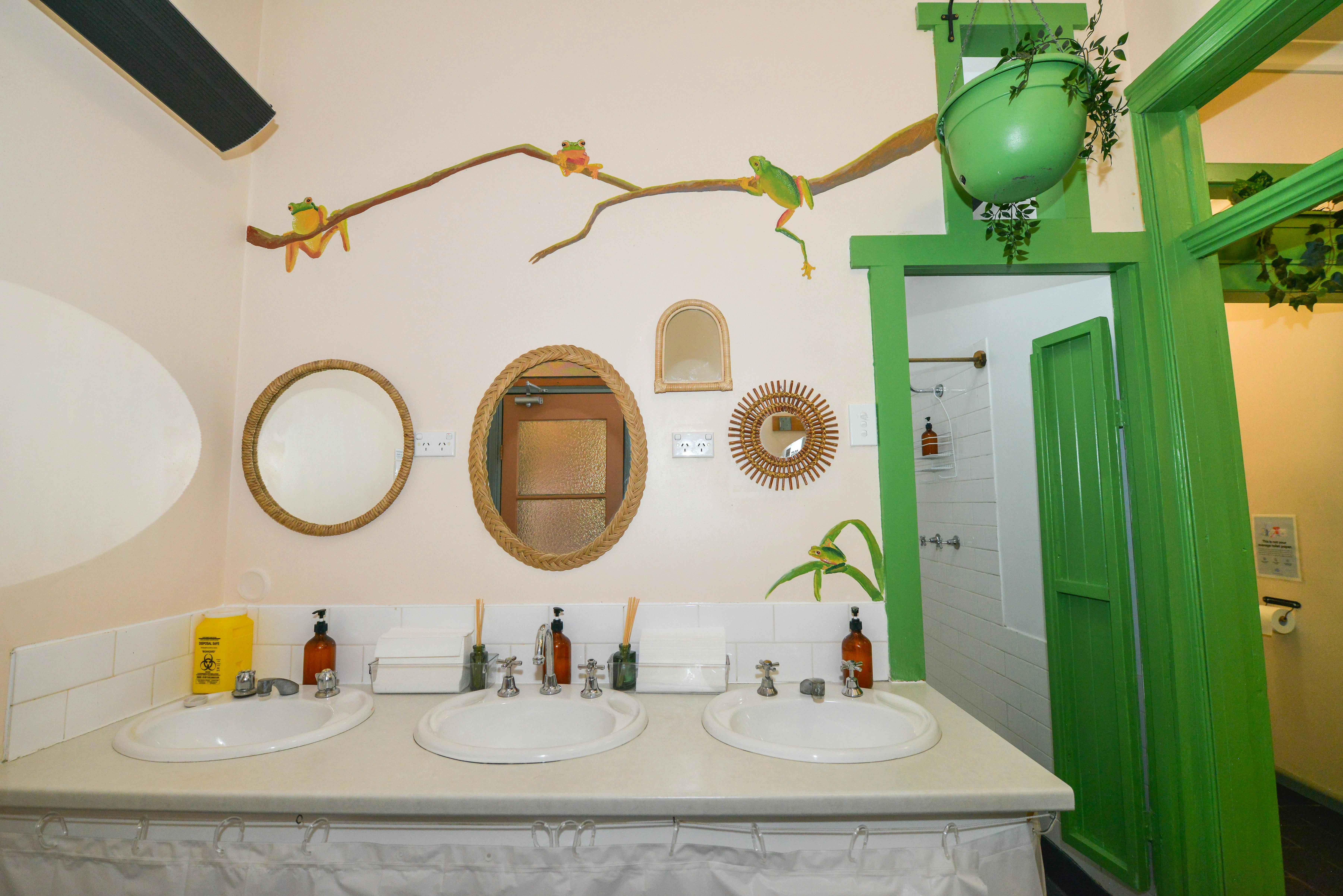 No.14 Lovel St. 3의 욕실에는 세면대와 거울이 있습니다.