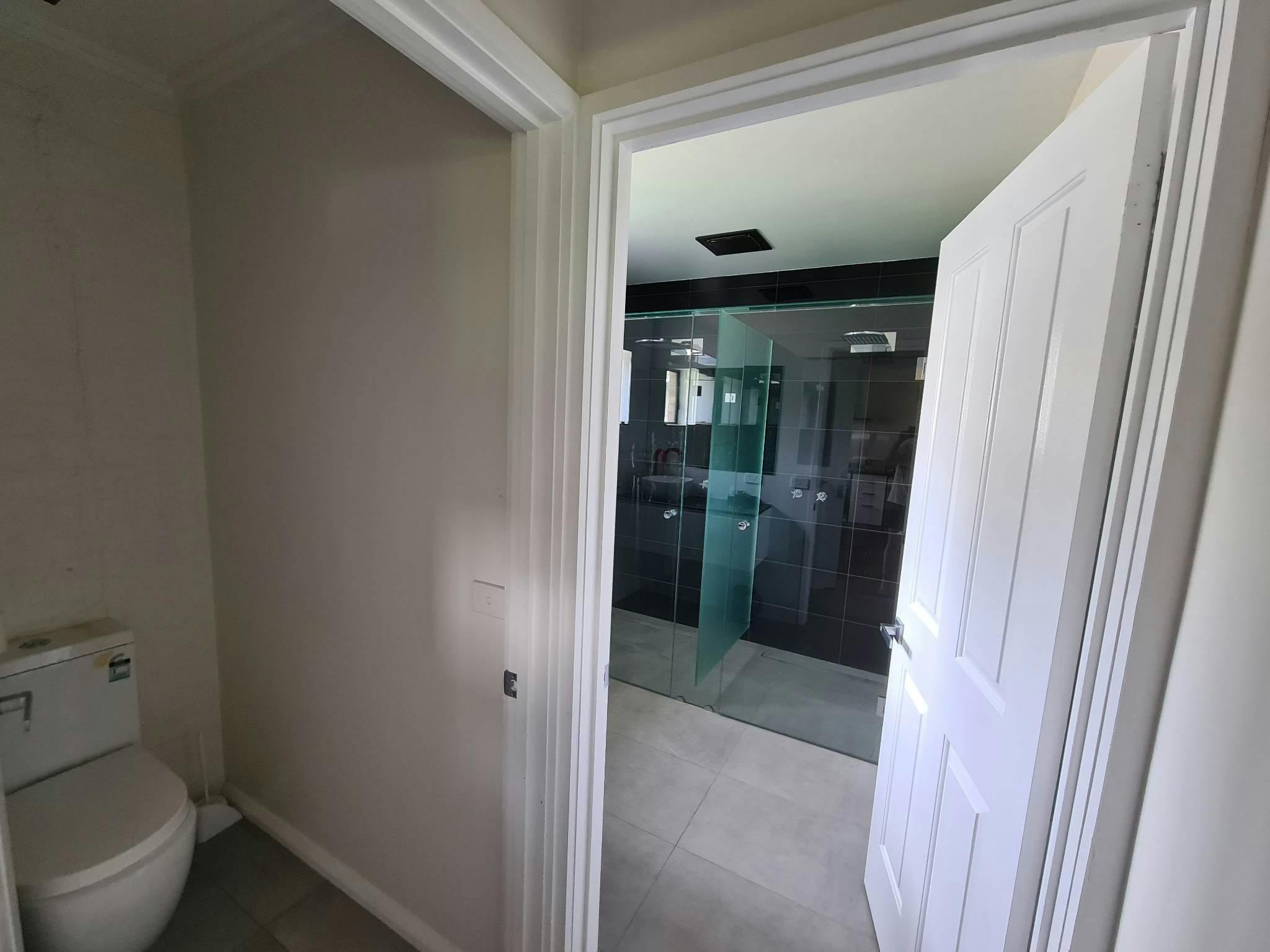 Twin shower, perfect for couples.