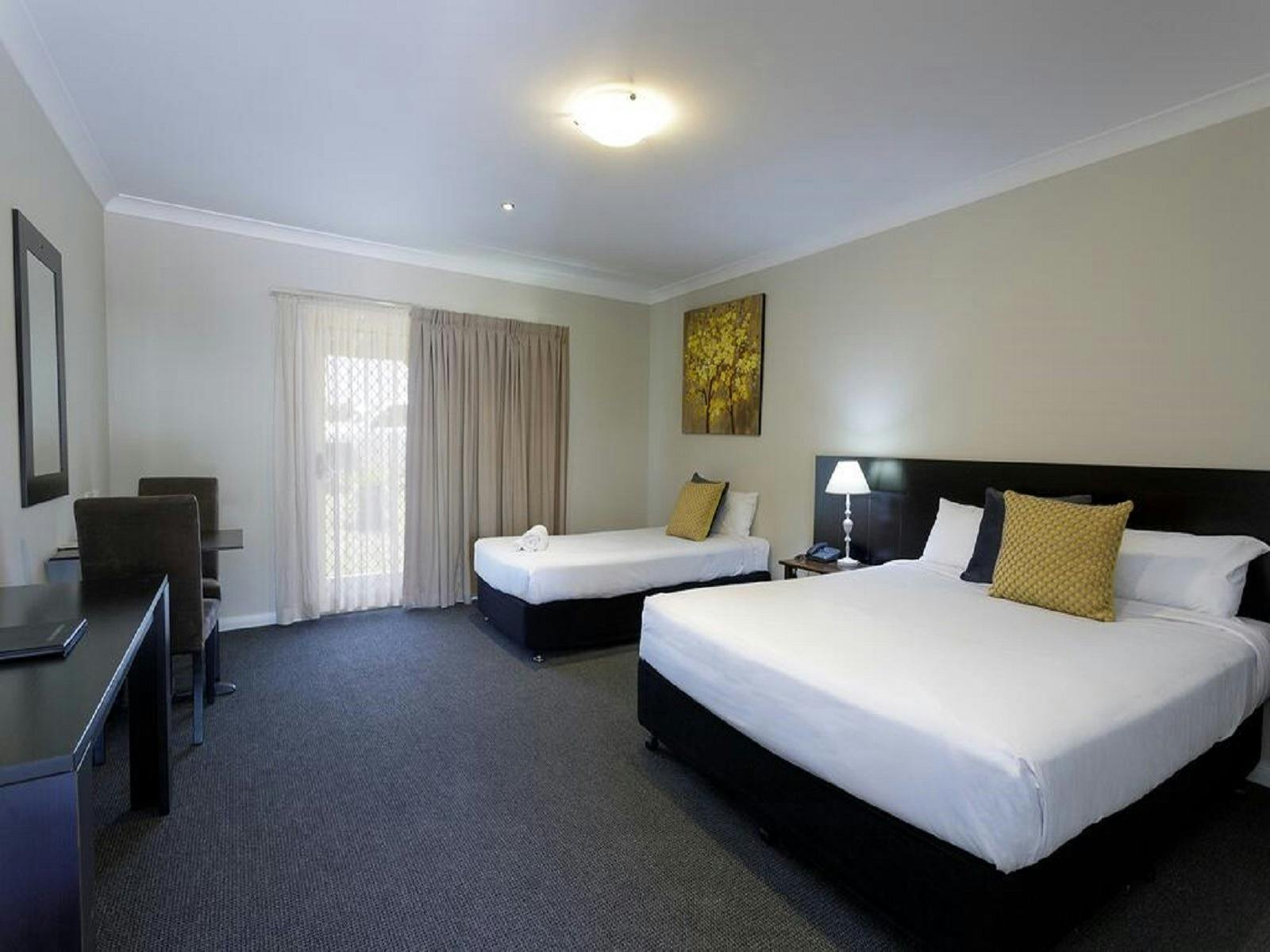 Deluxe Twin & King Bedroom