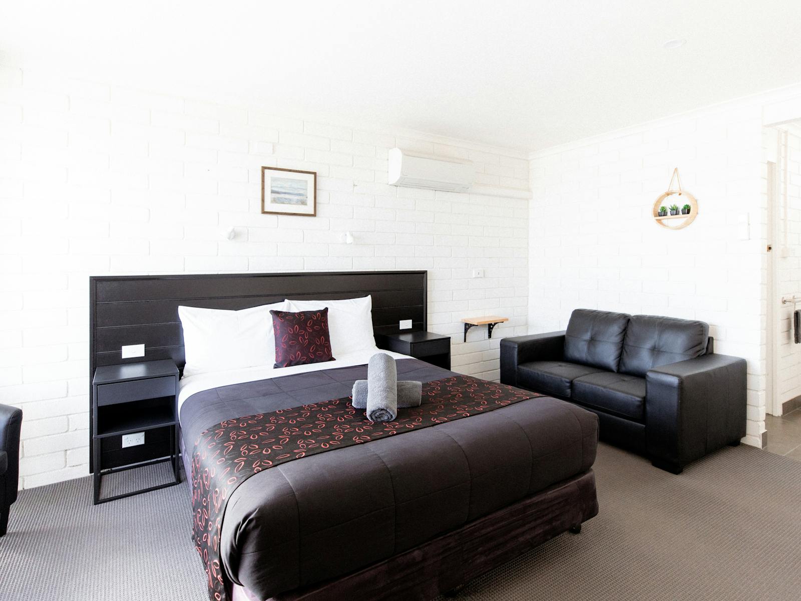 Queen Room - Motel