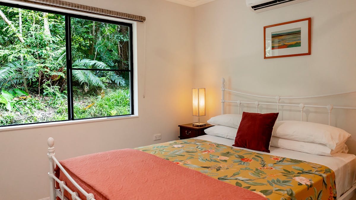 Bedroom with queen size bed