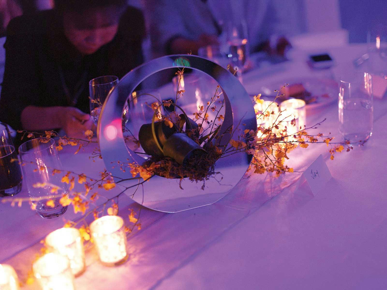 Elegante Tischdekoration mit Kerzen und Blumenschmuck