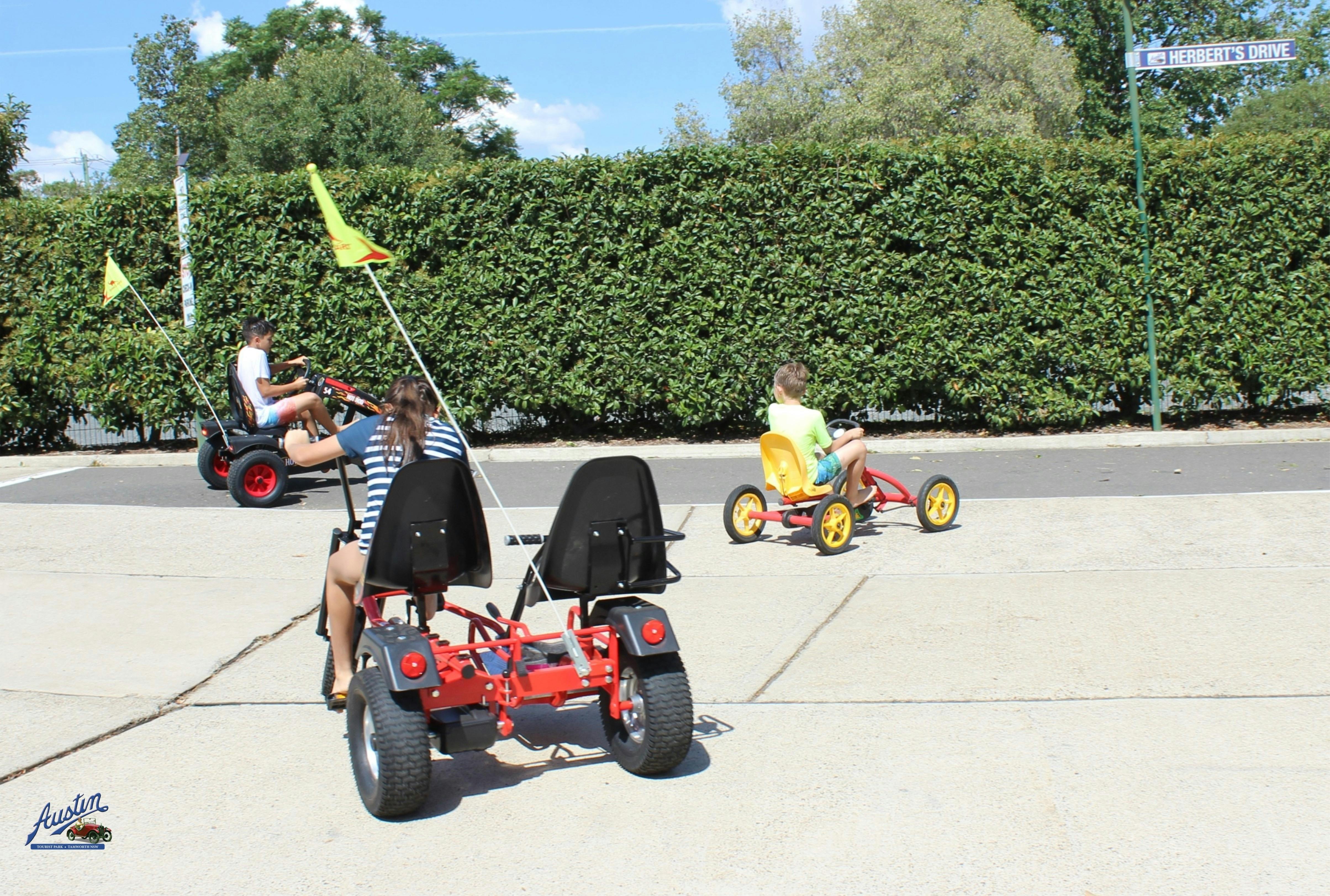 우리가 임대하는 페달 카트를 타고 노는 세 아이들