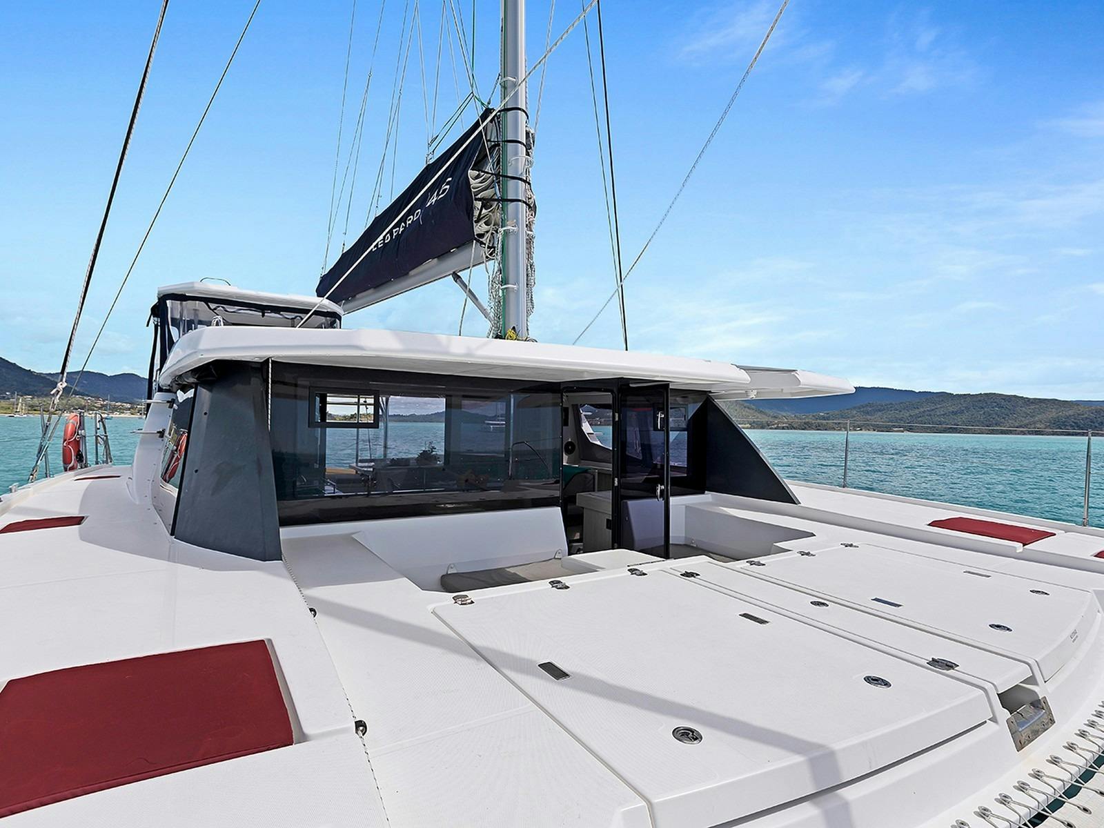 Leopard 45 - Forward cockpit lounge