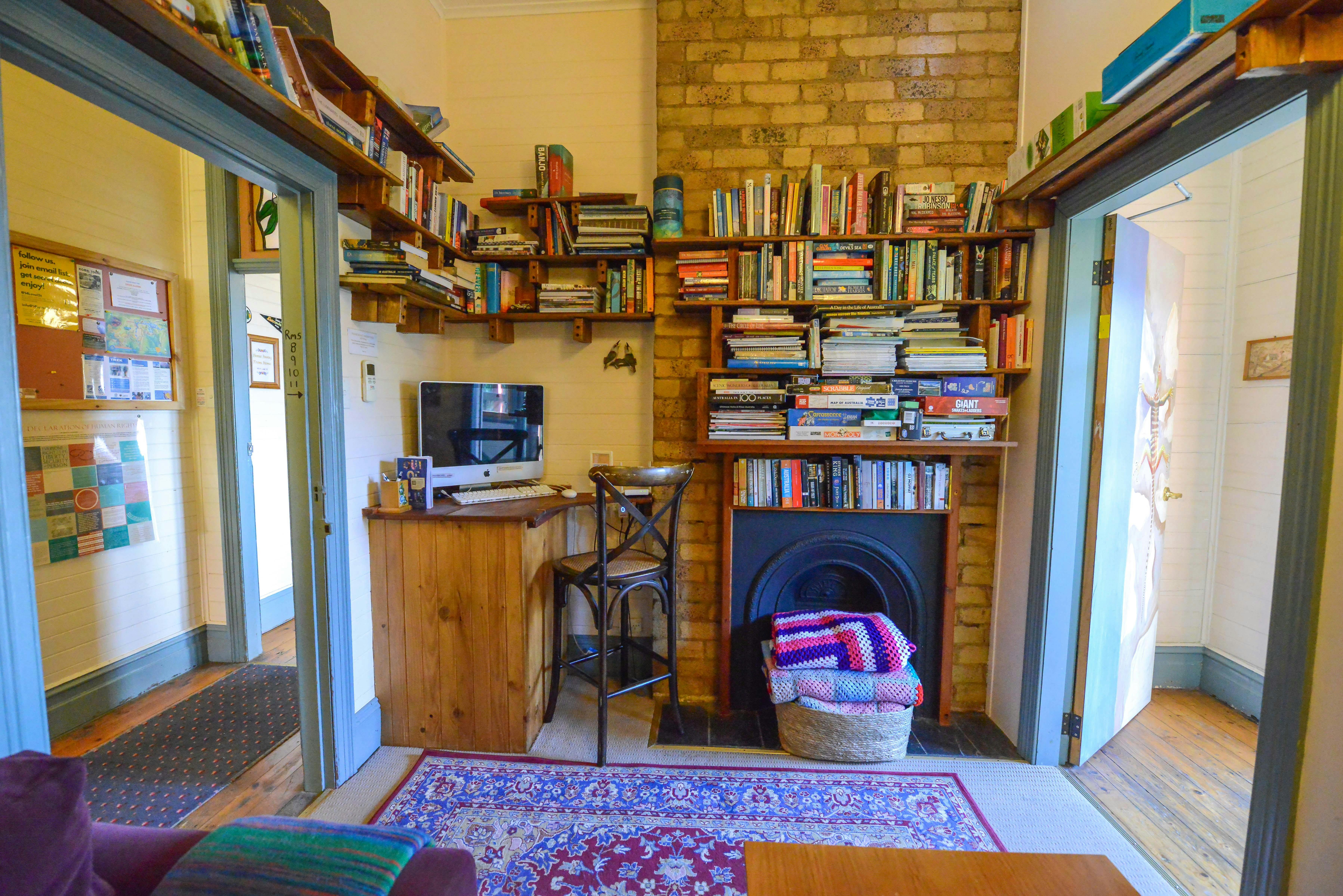 Apple Mac 소파 커피 테이블이 있는 도서관