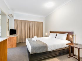 Rockhampton, Hotel Suite Queen, Bedroom