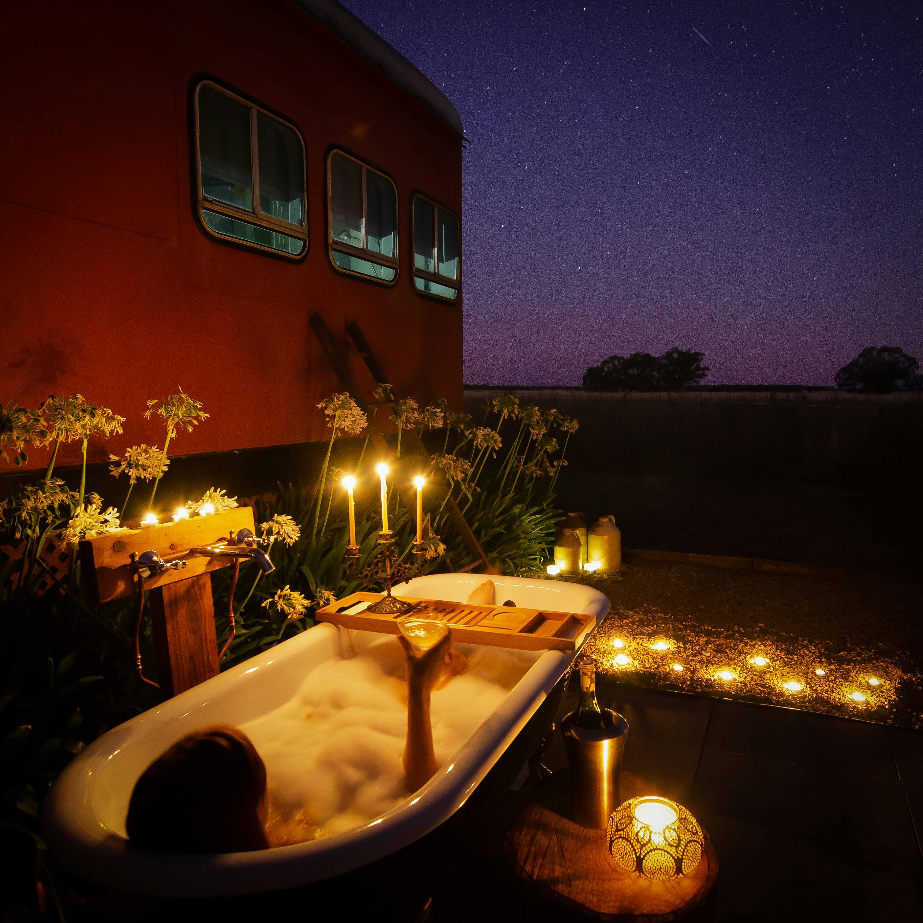 An outdoor bath under a star studded sky