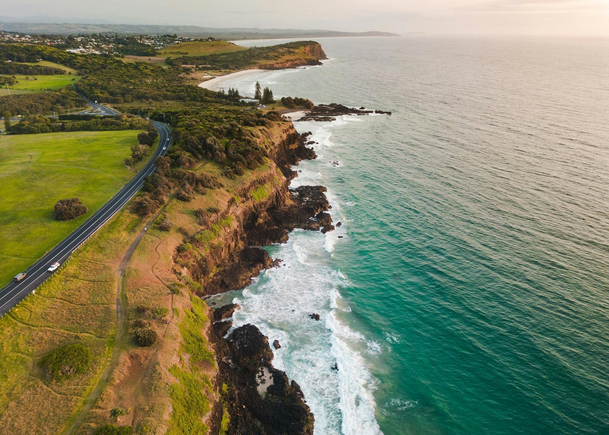 Strand, der sich entlang der Küste erstreckt