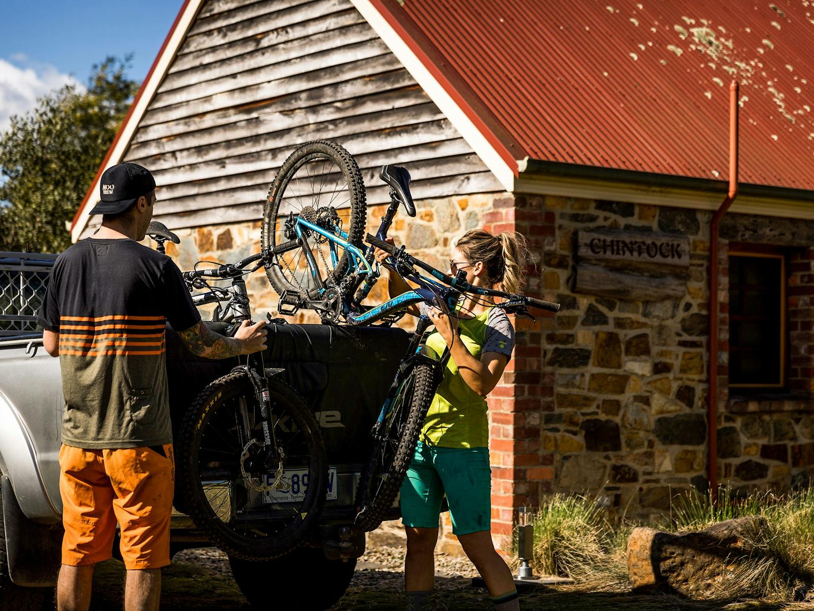 Couple unloading their mountain bikes off the back of a car, Tin Dragon Cottages