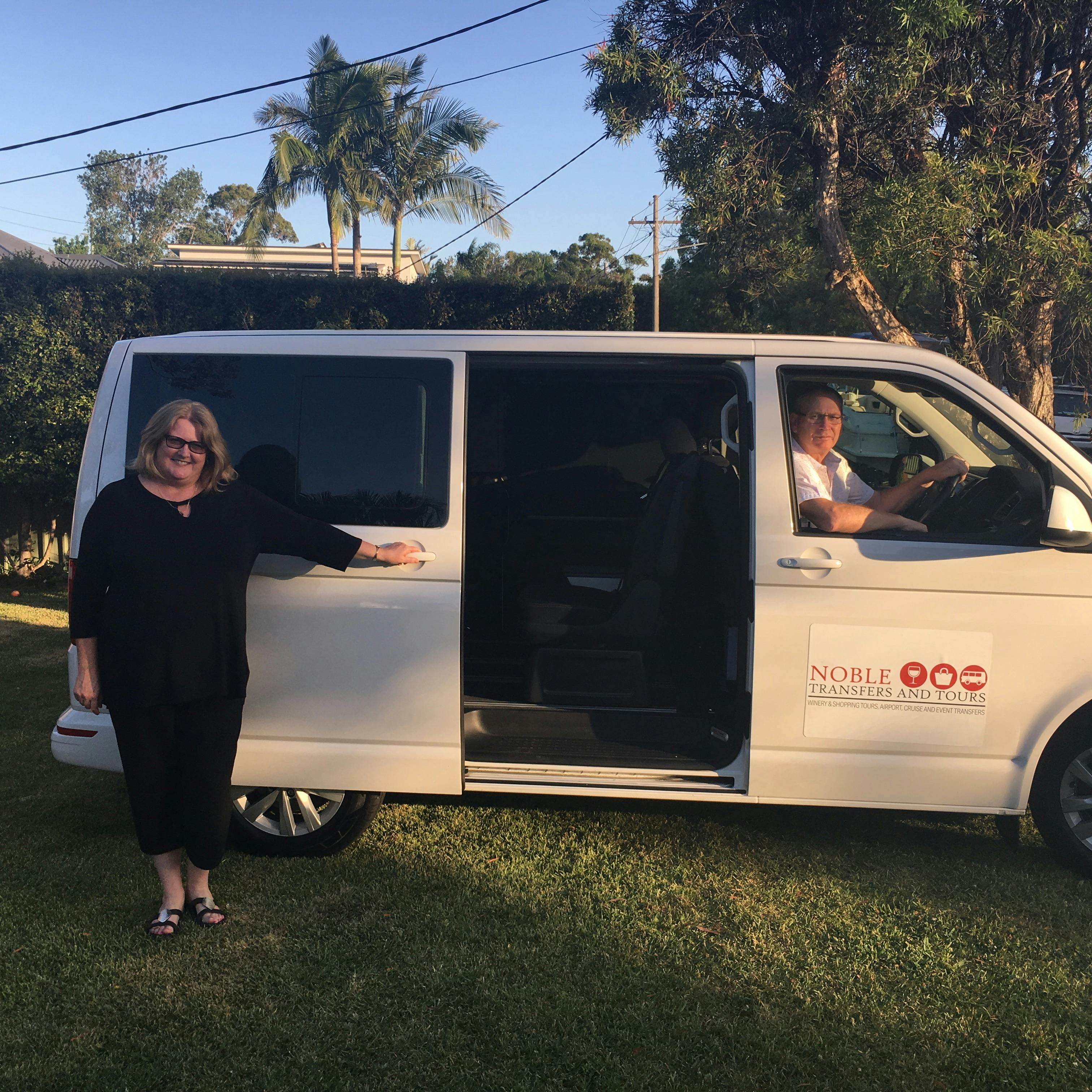 当社の7人乗りマルチバンは運転手を含め6人の乗客を乗せることができ、後部座席はすべて大人サイズです。