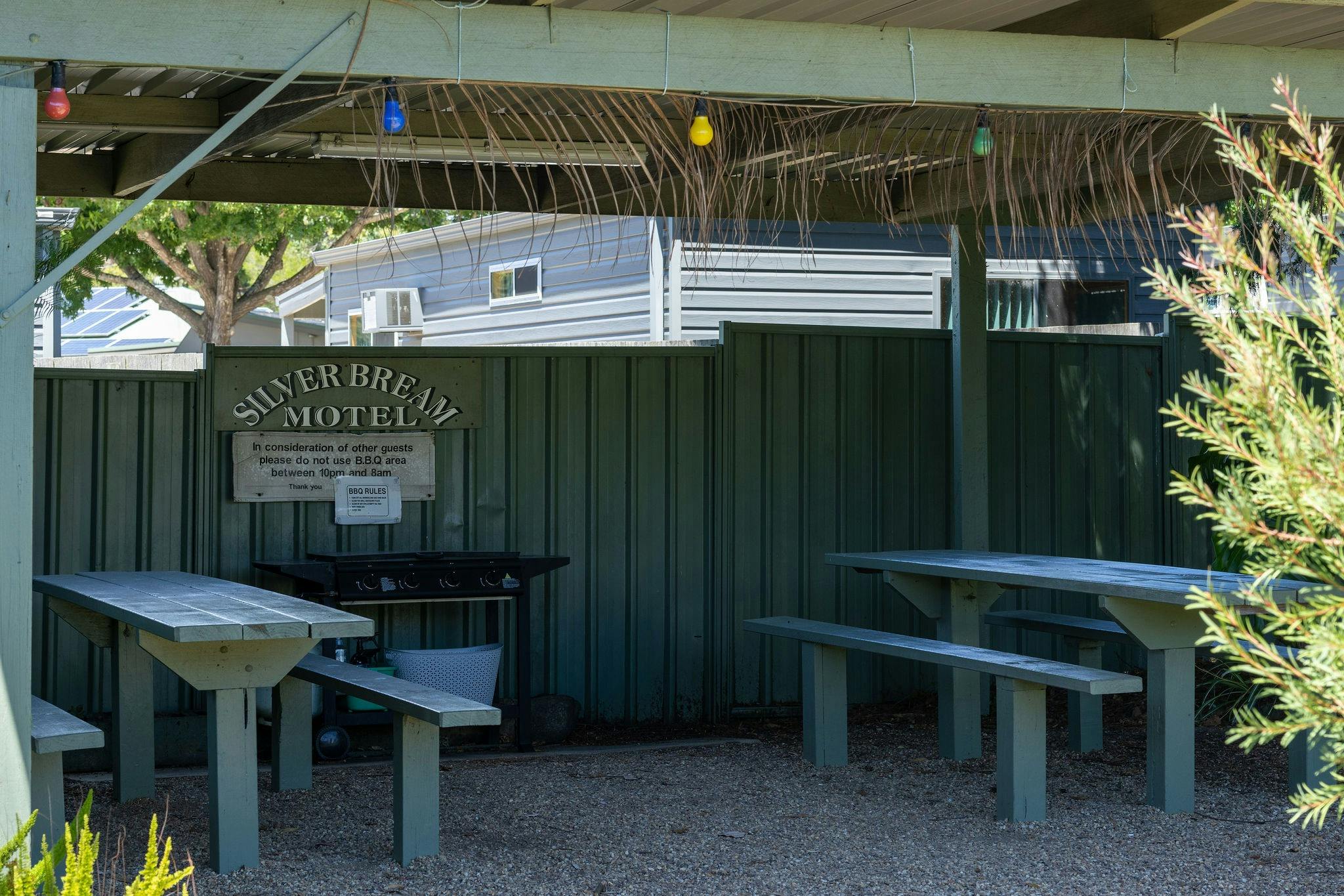 Covered barbecue and picnic area for guests at Silver Bream Motel