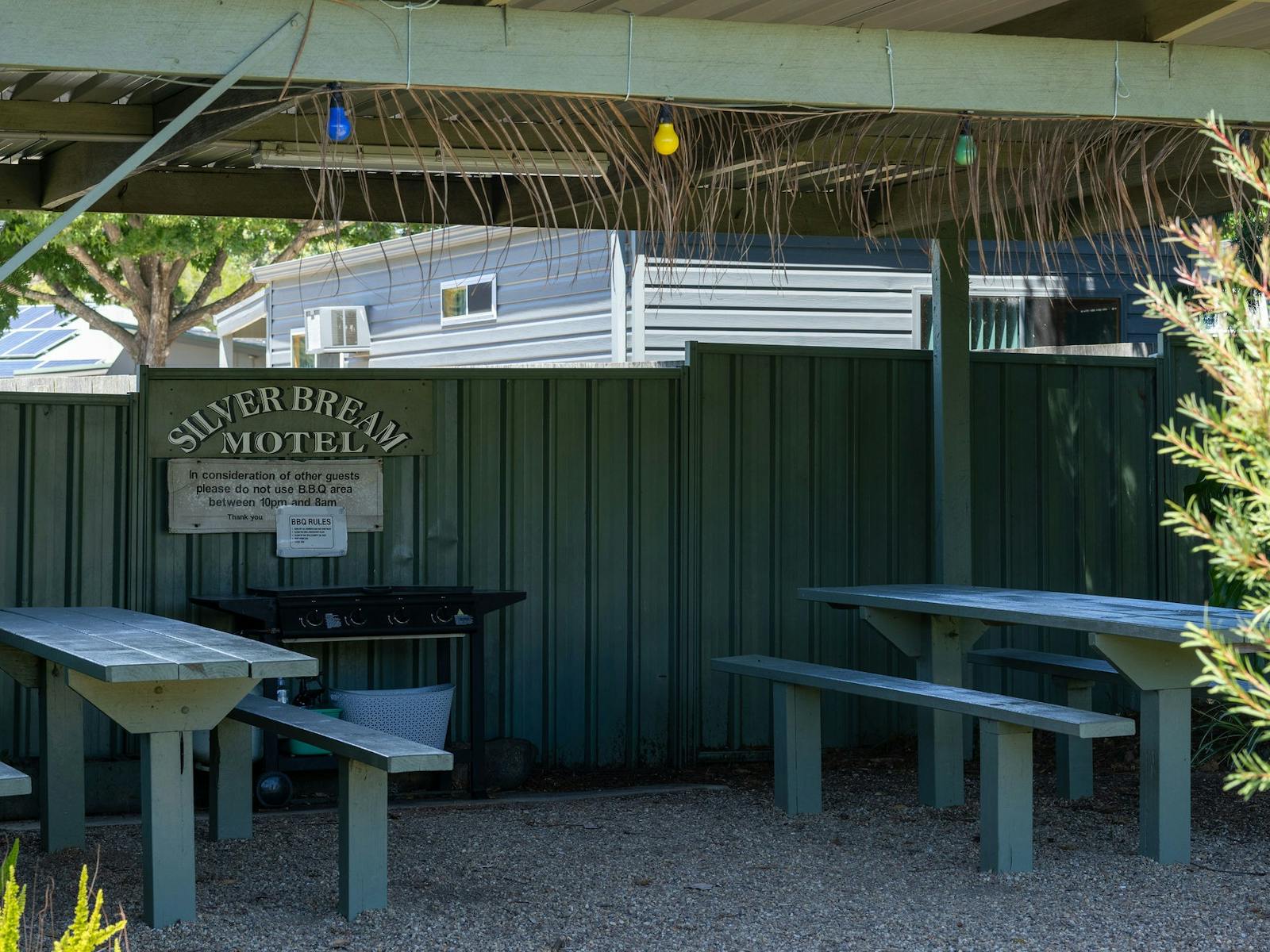 Covered barbecue and picnic area for guests at Silver Bream Motel