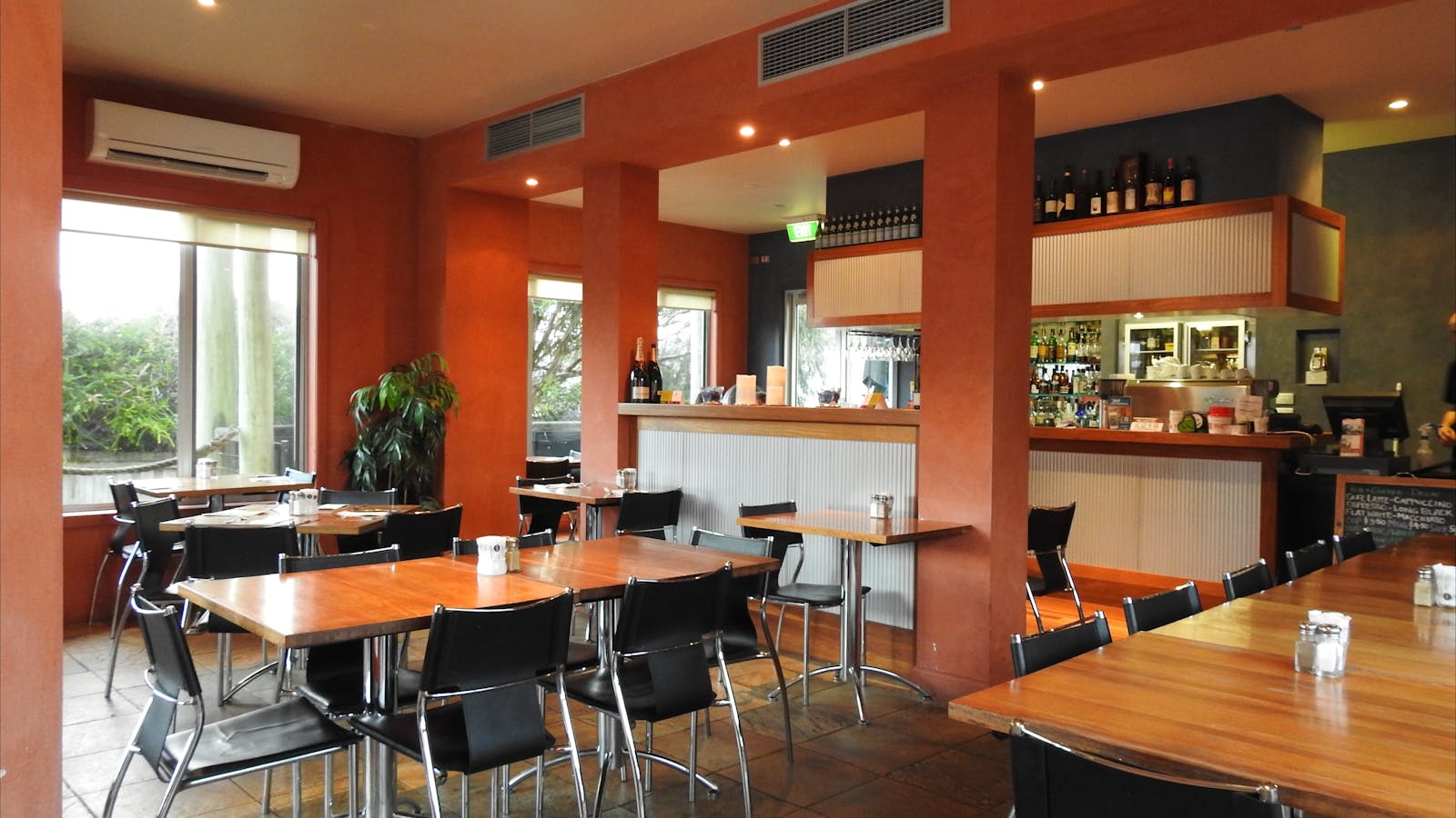 Waves Cafe, Bar and Restaurant