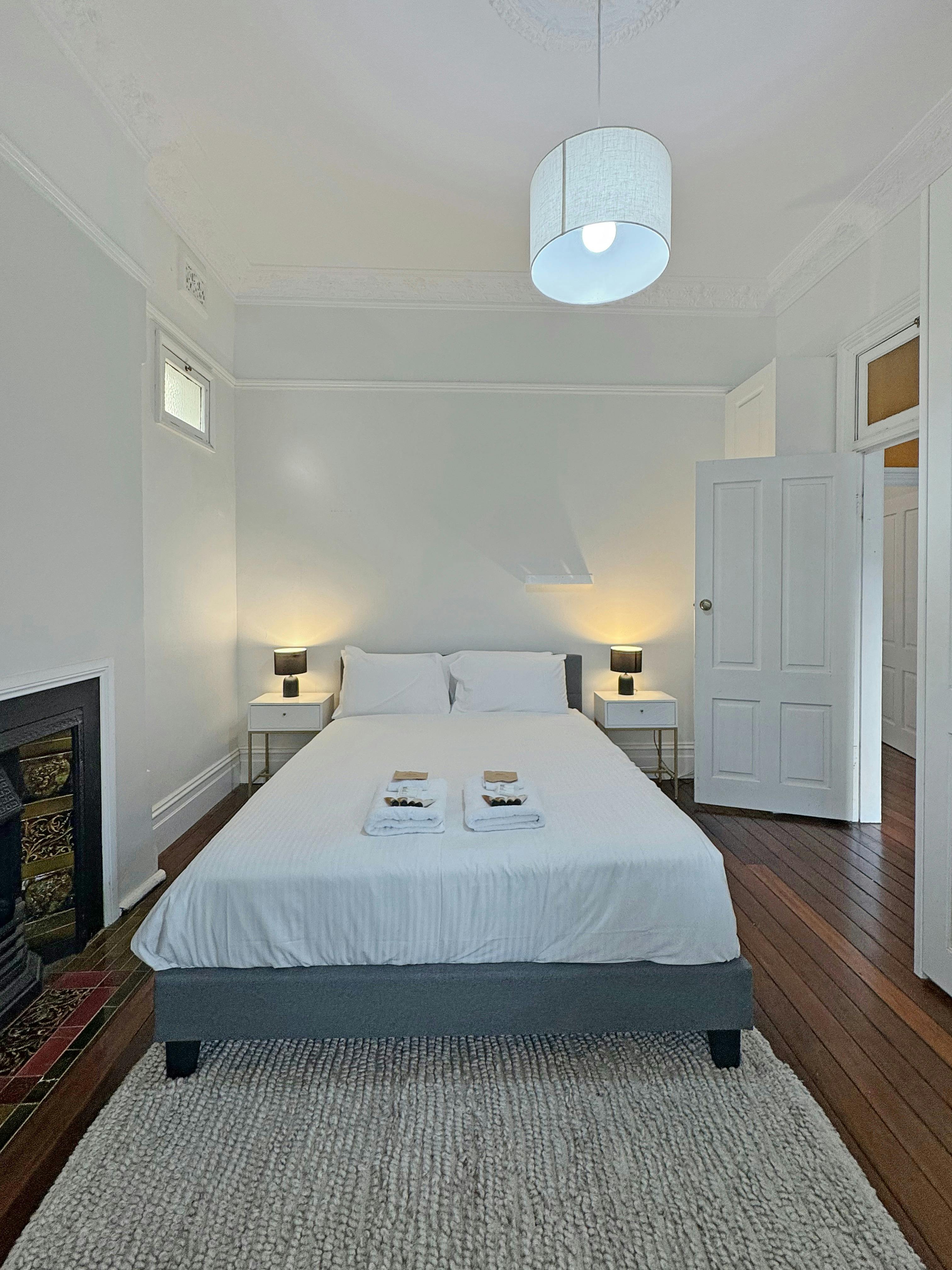 時尚的臥室，配有舒適的床、時尚的裝飾和舒適的氛圍。