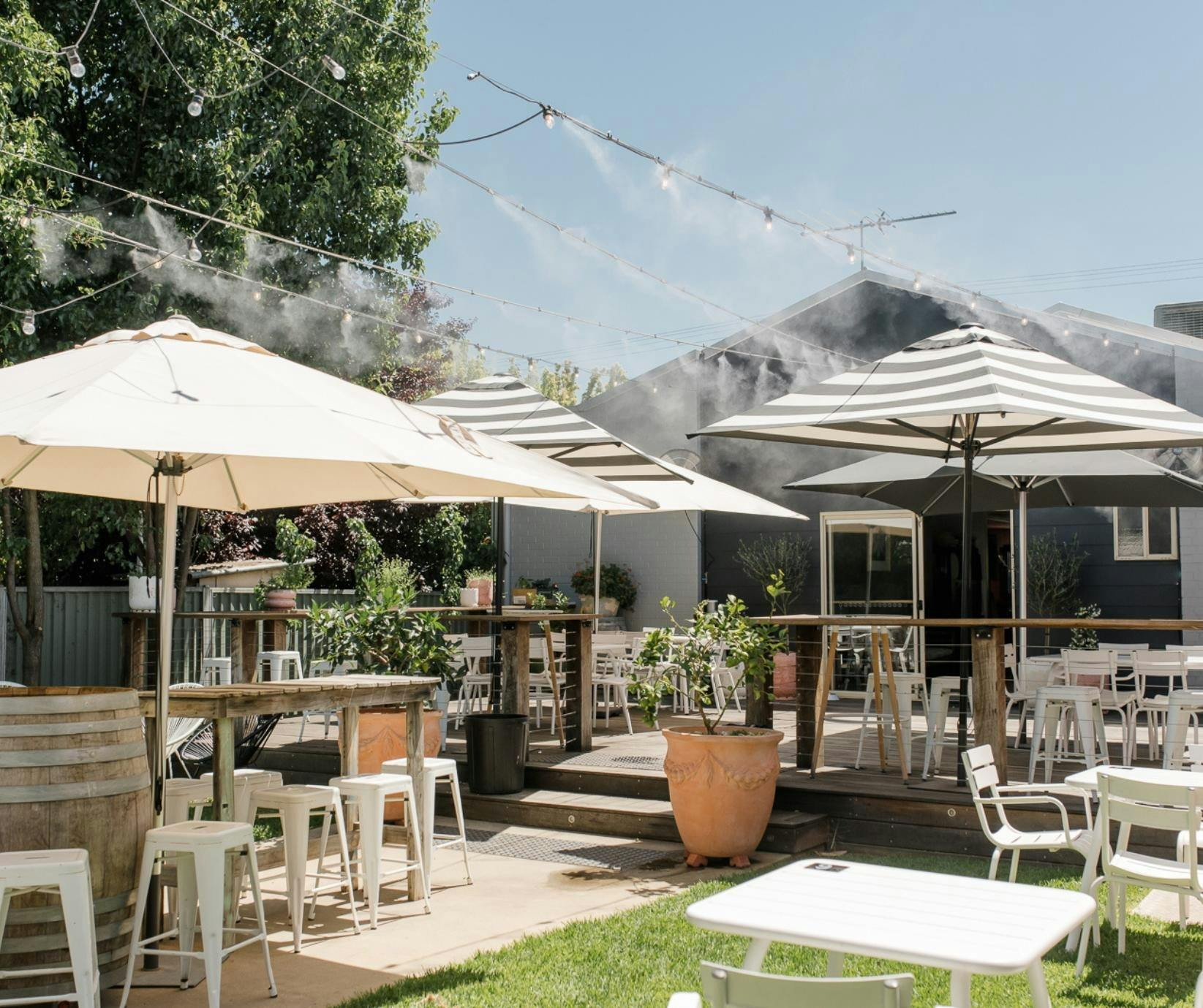 미스트 시스템을 갖춘 야외 공간(셀러 도어 뒤쪽의 메인 스트리트)을 즐겨보세요.