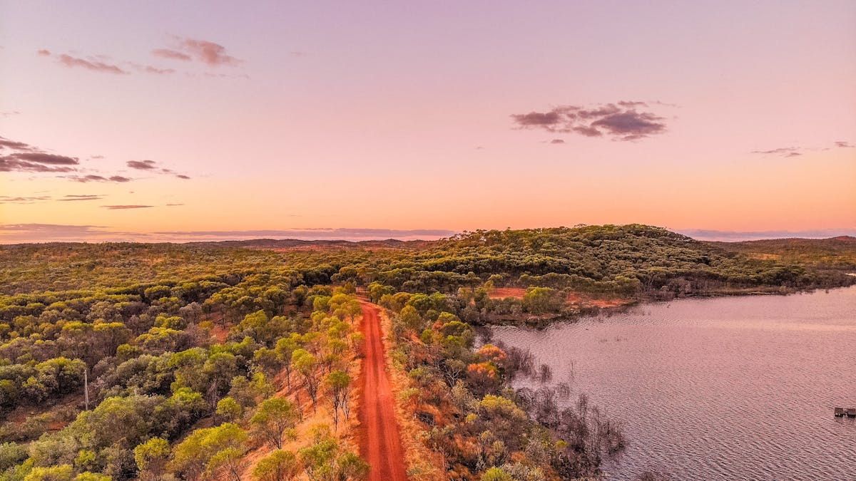 Tranquil Lake Belmore - Dam side