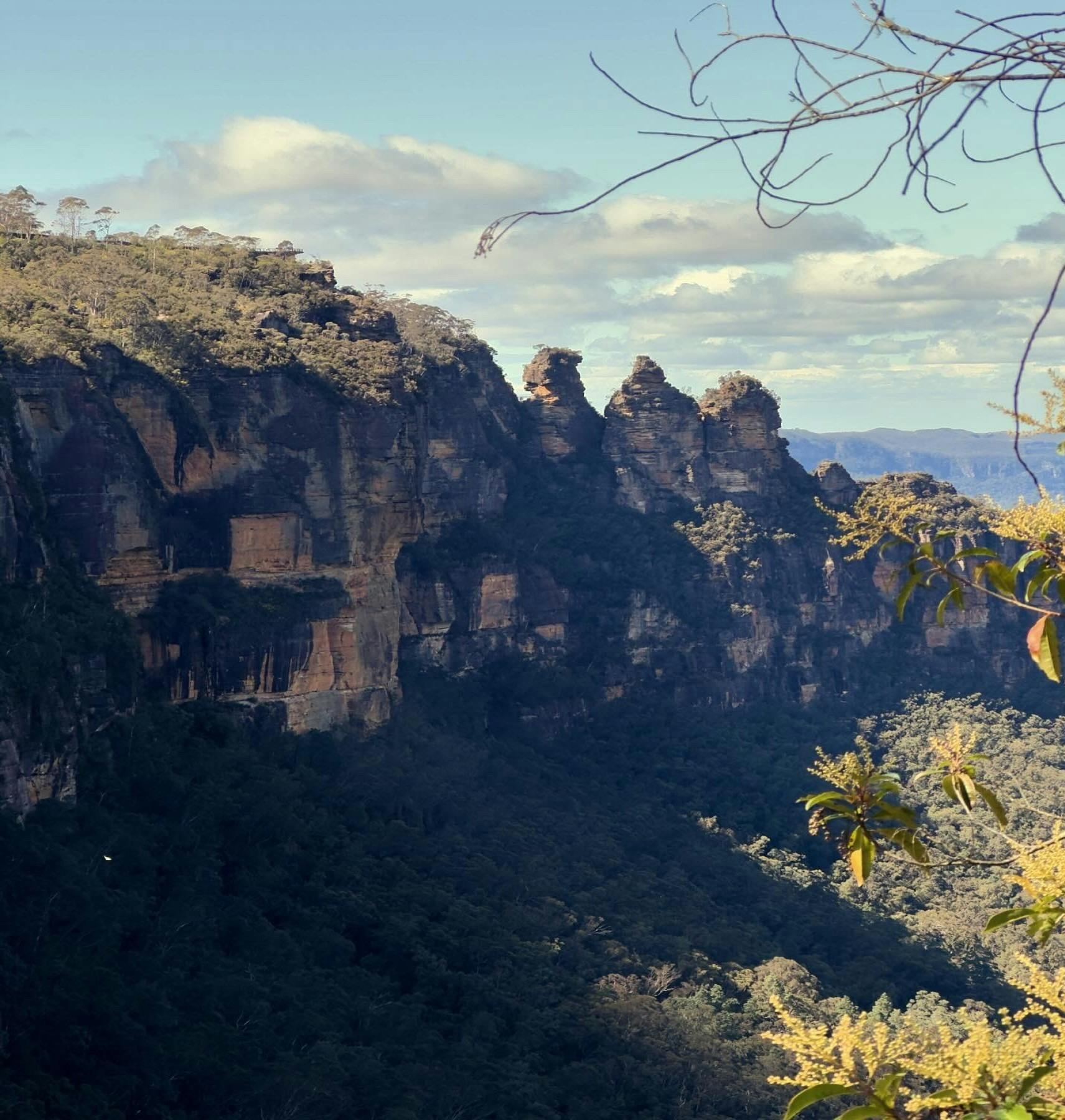 スリーシスターズ岩の風景写真