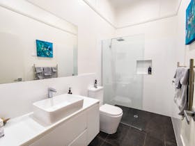 Coonawarra Experiences apartment bathroom athroom