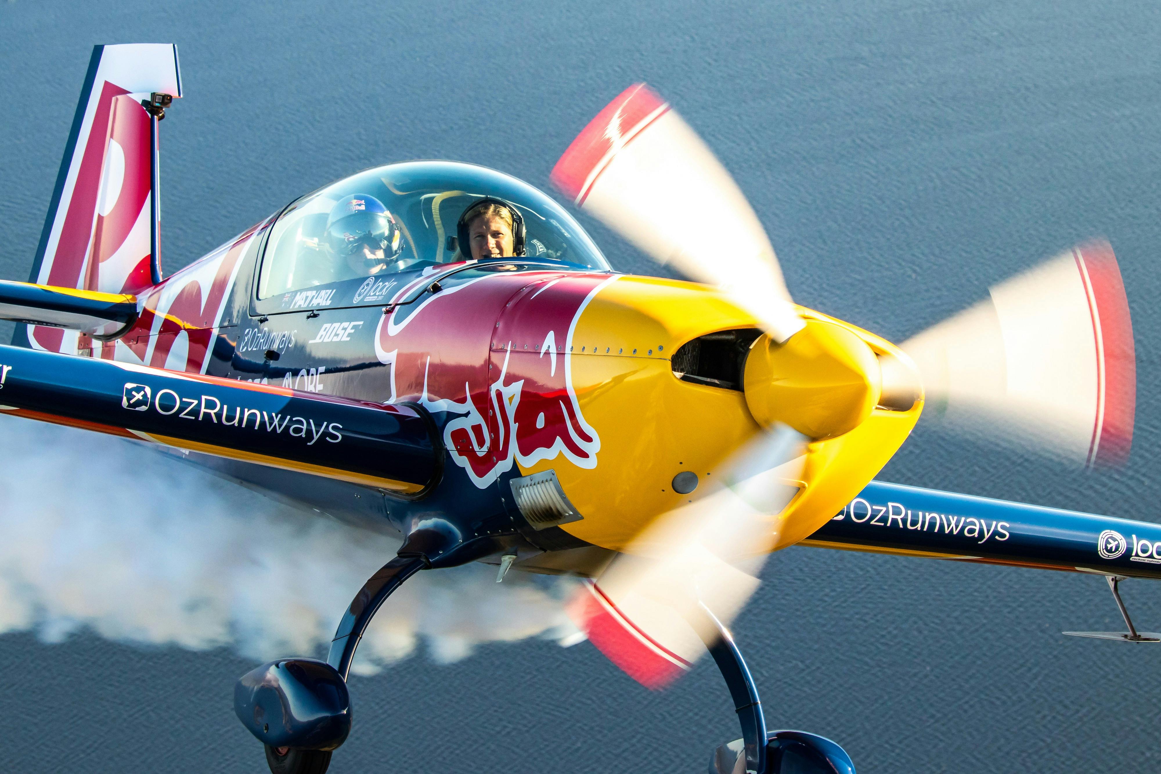 MHR Red Bull Extra 300L 在拍摄过程中进行编队飞行
