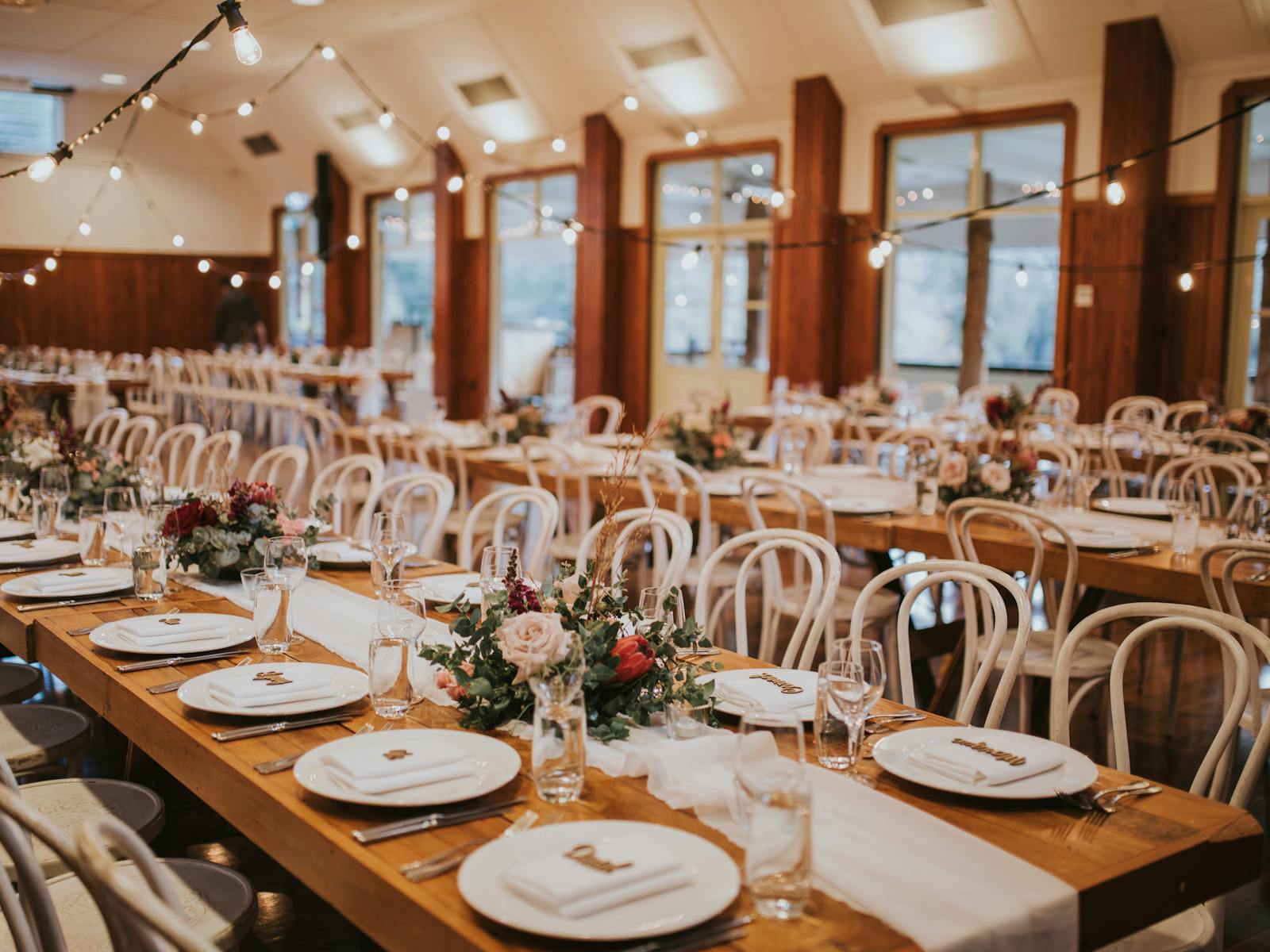 원래 Audley 댄스홀에서 결혼식을 위해 설정된 빈티지 목재 테이블