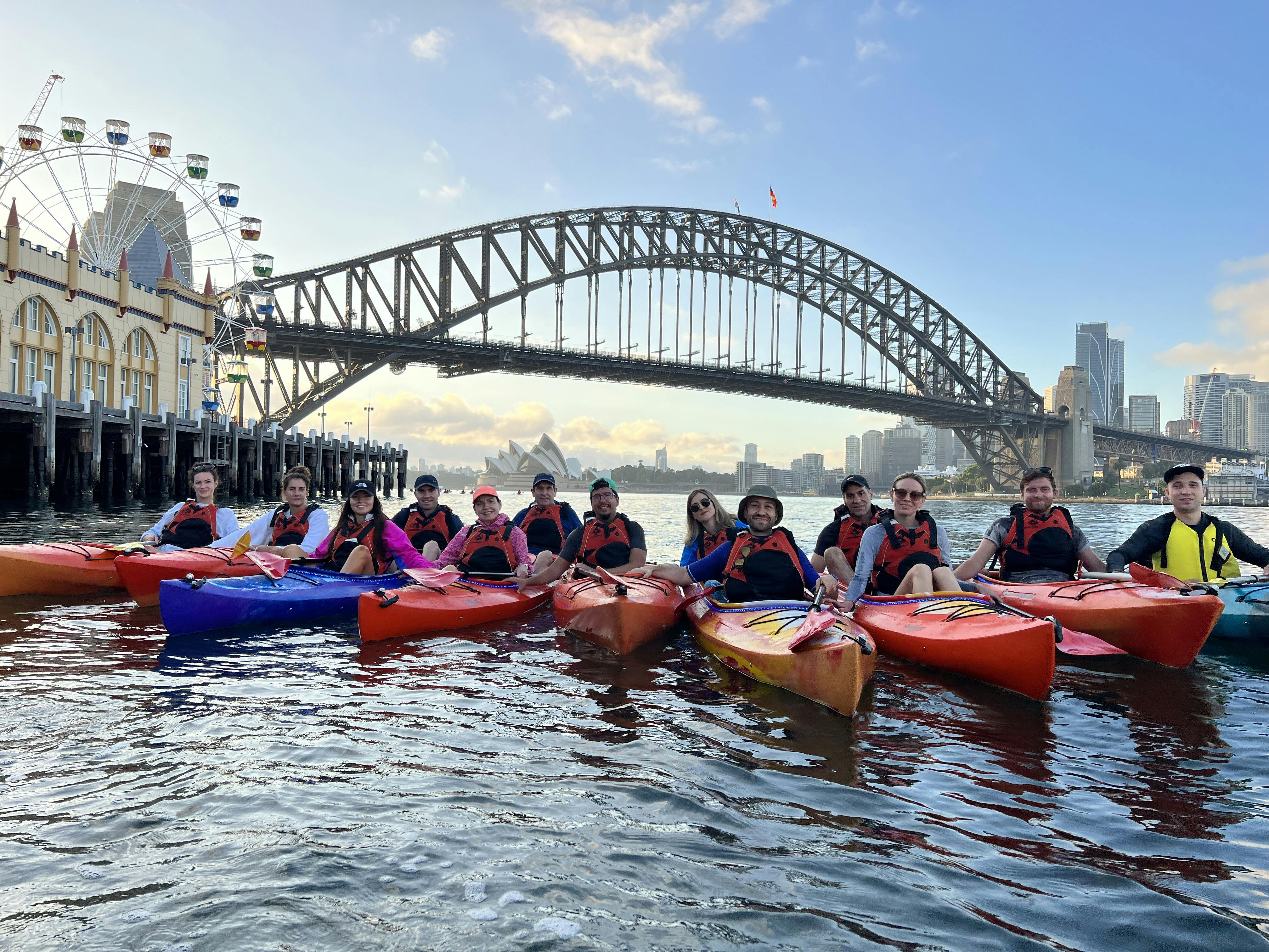 Kajakfahrer, die sich vor der berühmten Harbour Bridge anstellen