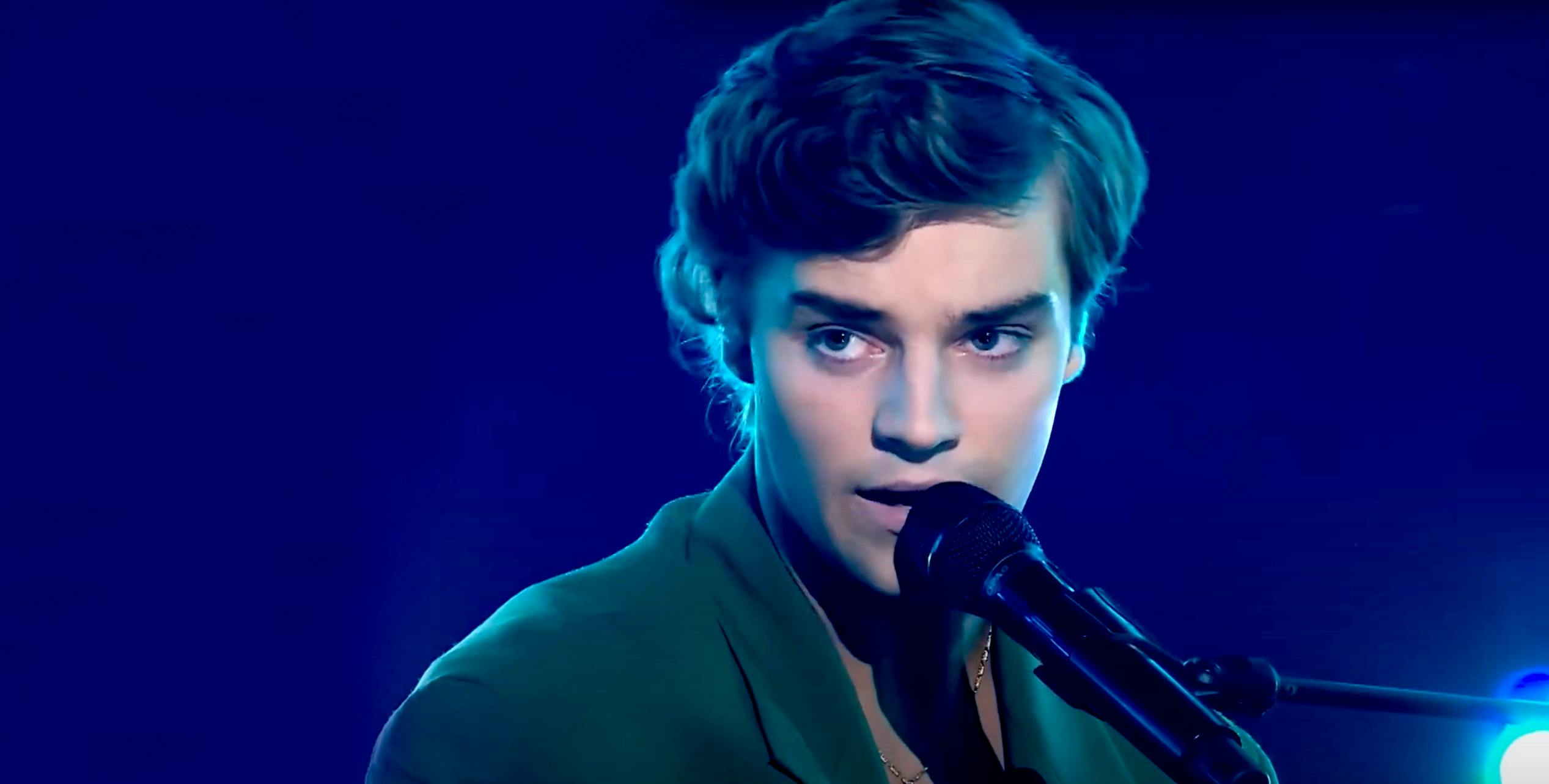 Image of Arthur Hull singing