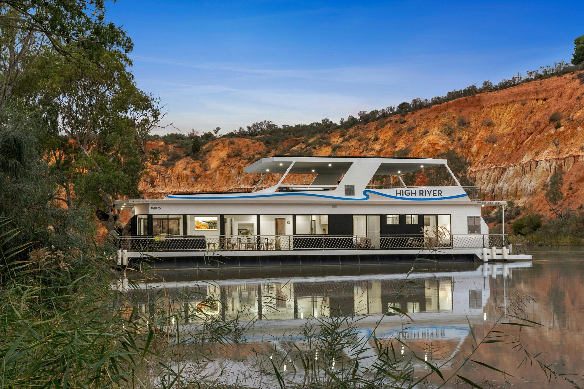 Luxury houseboat on the Murray River