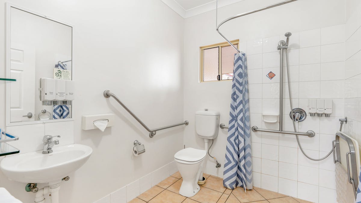 Queen room accessible bathroom