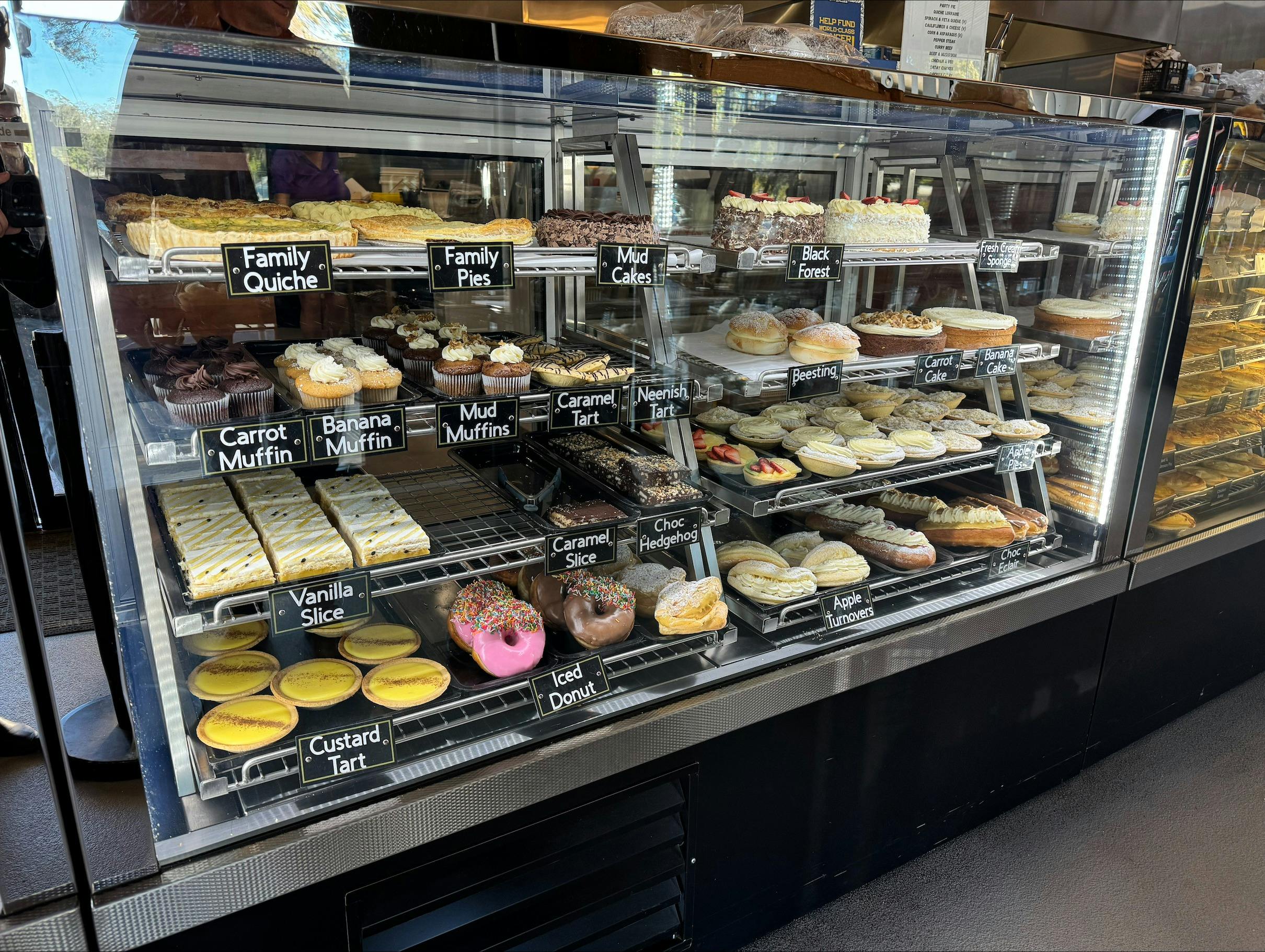 豊富なデザートとケーキのセレクション