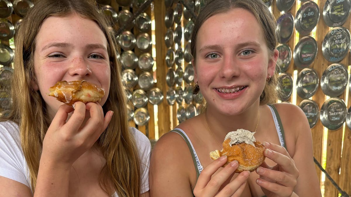 Sunny Jeeps on tour at Kenilworth bakery, with two girls enjoying the donuts from Kenilworth Bakery