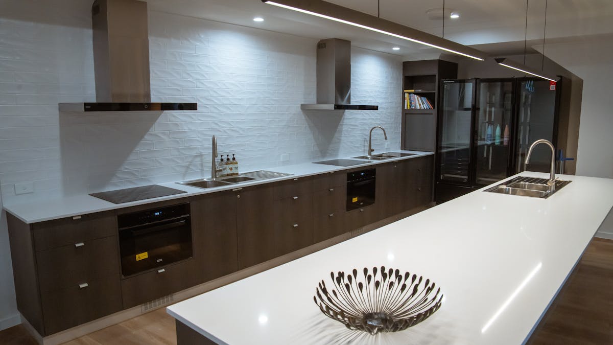 Shared kitchen area at Mackay Adventure Lodge