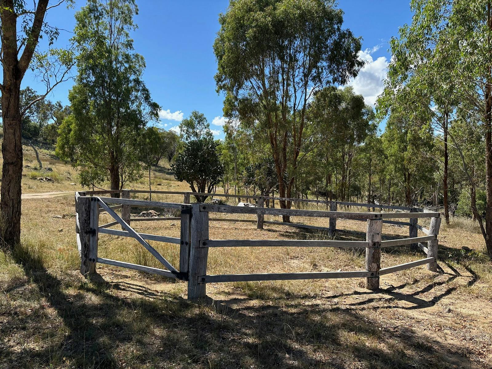 Frenchies Hut Horse Yard