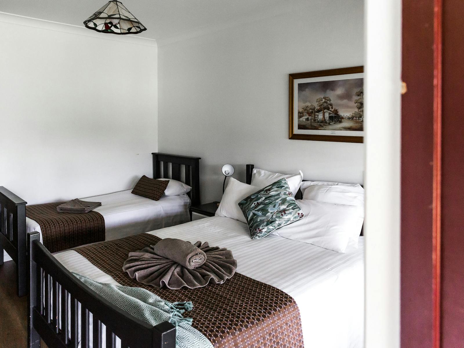 Twin Spa Suite : Queen + Single Bed Bearded Dragon Hotel Tamborine Twin Spa Suite : Queen + Single Bed Bearded Dragon Hotel Tamborine