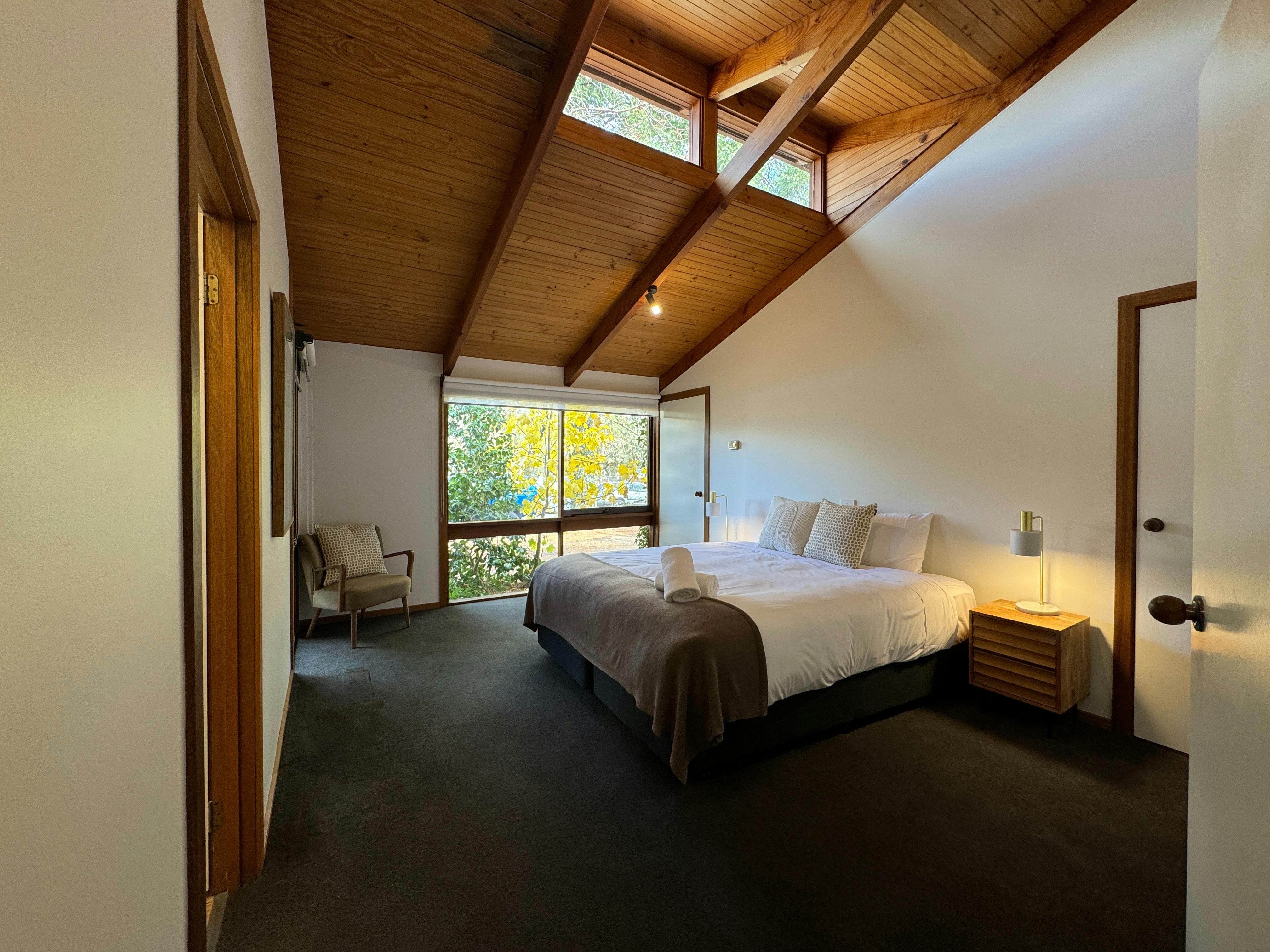 Mountbatten Lodge - Bedroom 1 | Tasman Holiday Parks - Bright