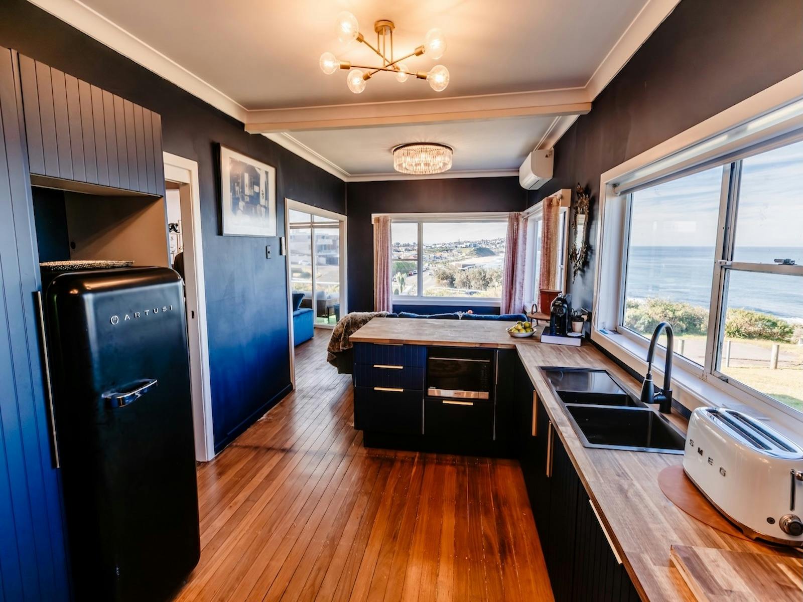 Beach holiday Accomodation Mereweather Newcastle Airbnb Holiday Ocean Front Unique Retro