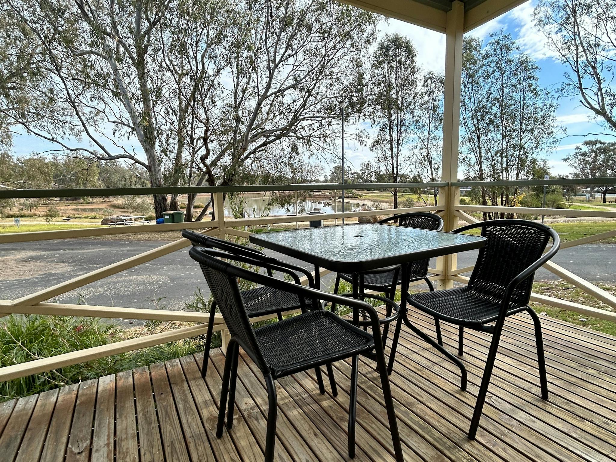https://www.explorerutherglen.com.au/accommodation/dog-friendly/