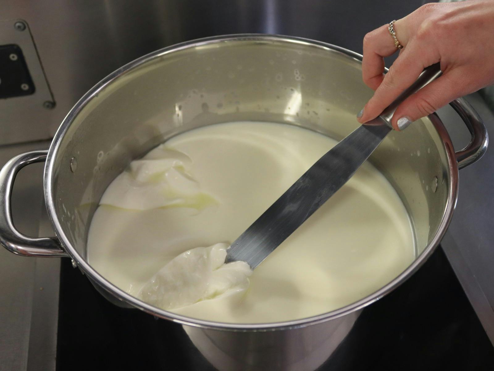 Curd setting in a cheesemaking class at CERES