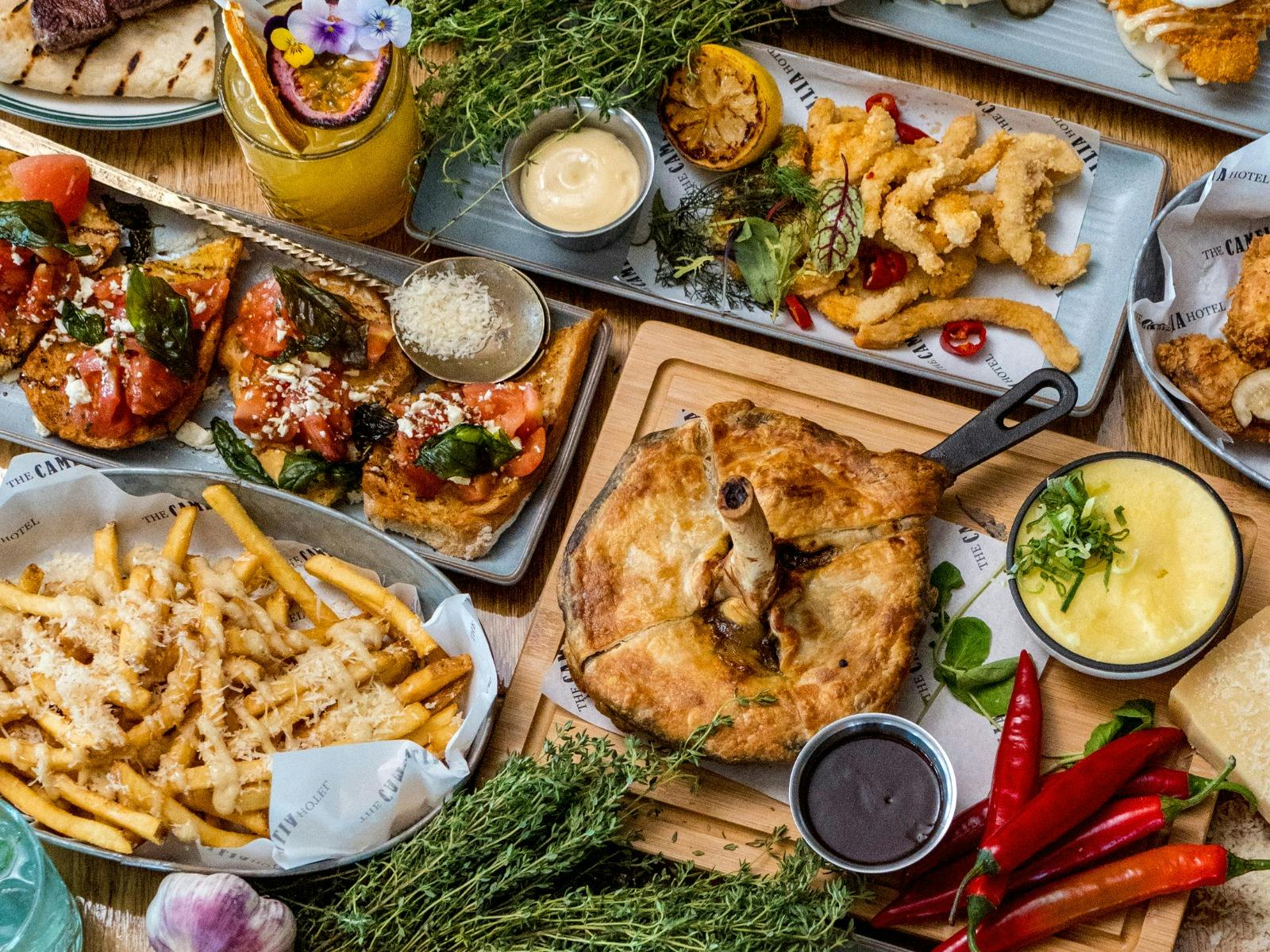 餐桌上食物的鳥瞰圖圖像