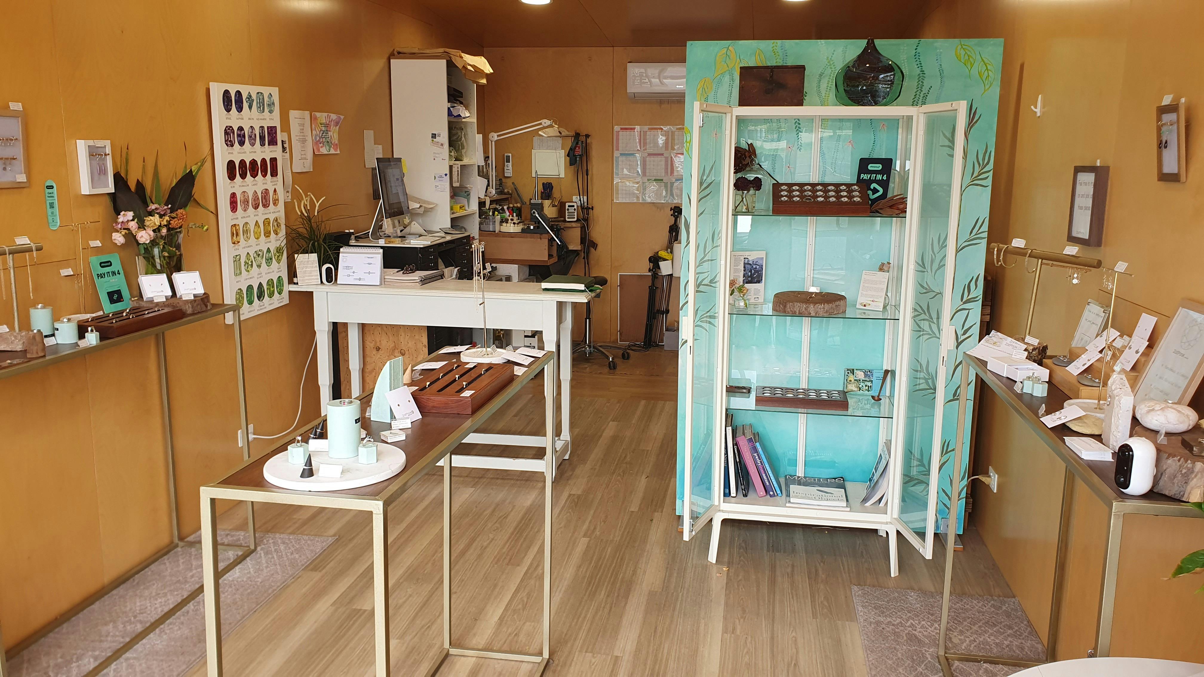 出售手工珠宝的珠宝店，并设有开放式珠宝工坊