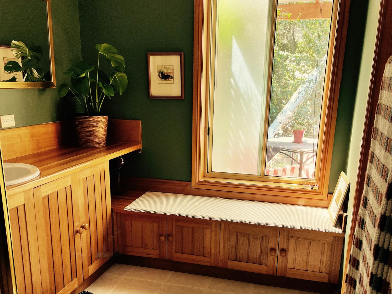 View of the bathroom ofThe Garden Studio  Green Gables B&B