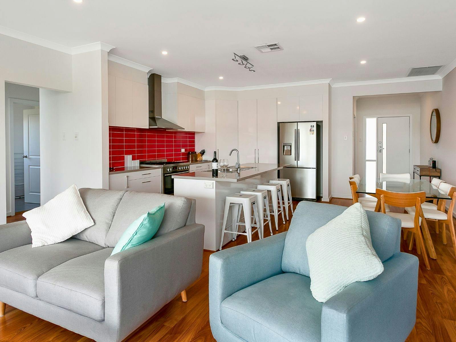 4BR Contemporary Coastal Home with Rural Outlook