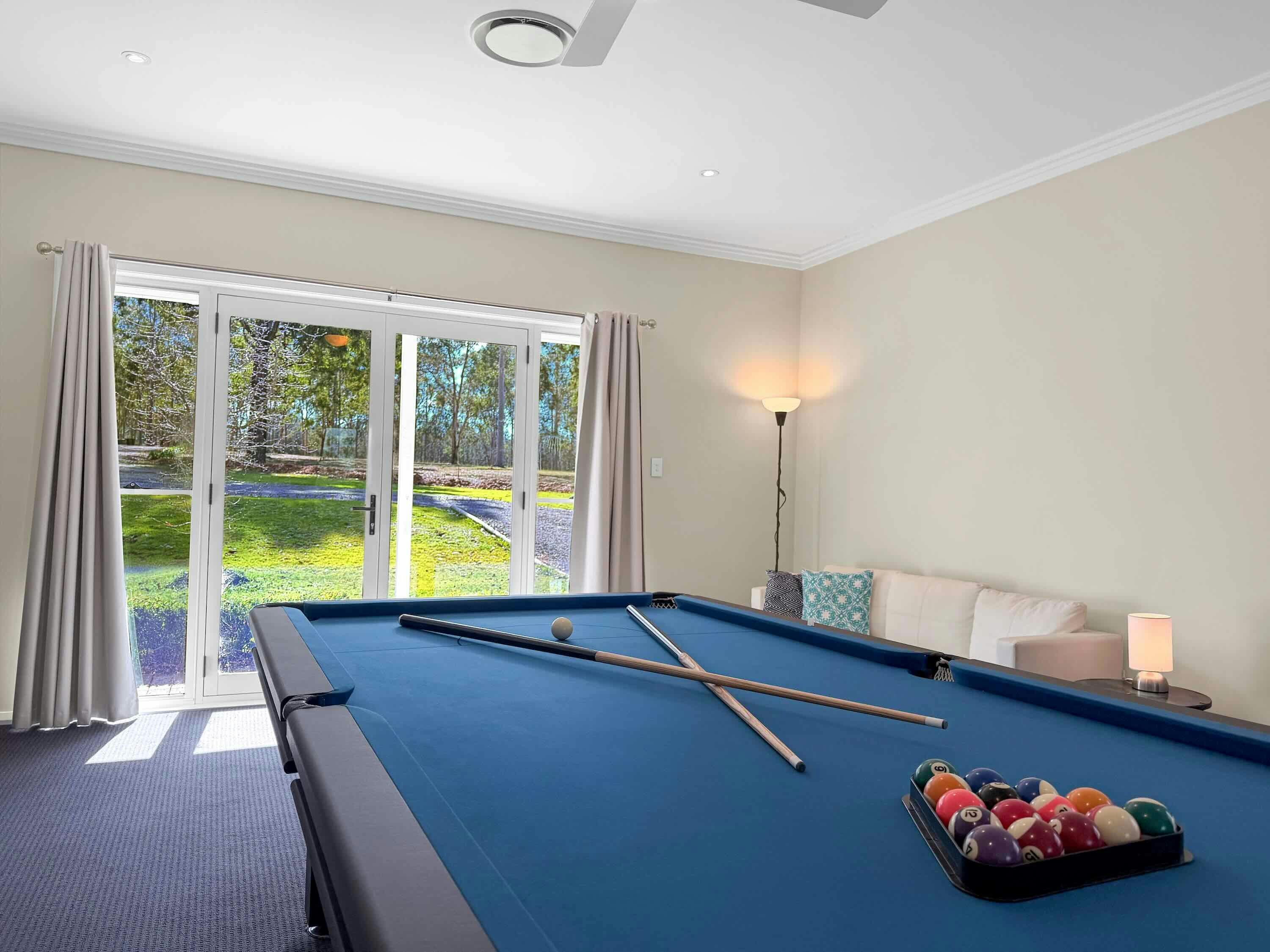 Billiard/pool table