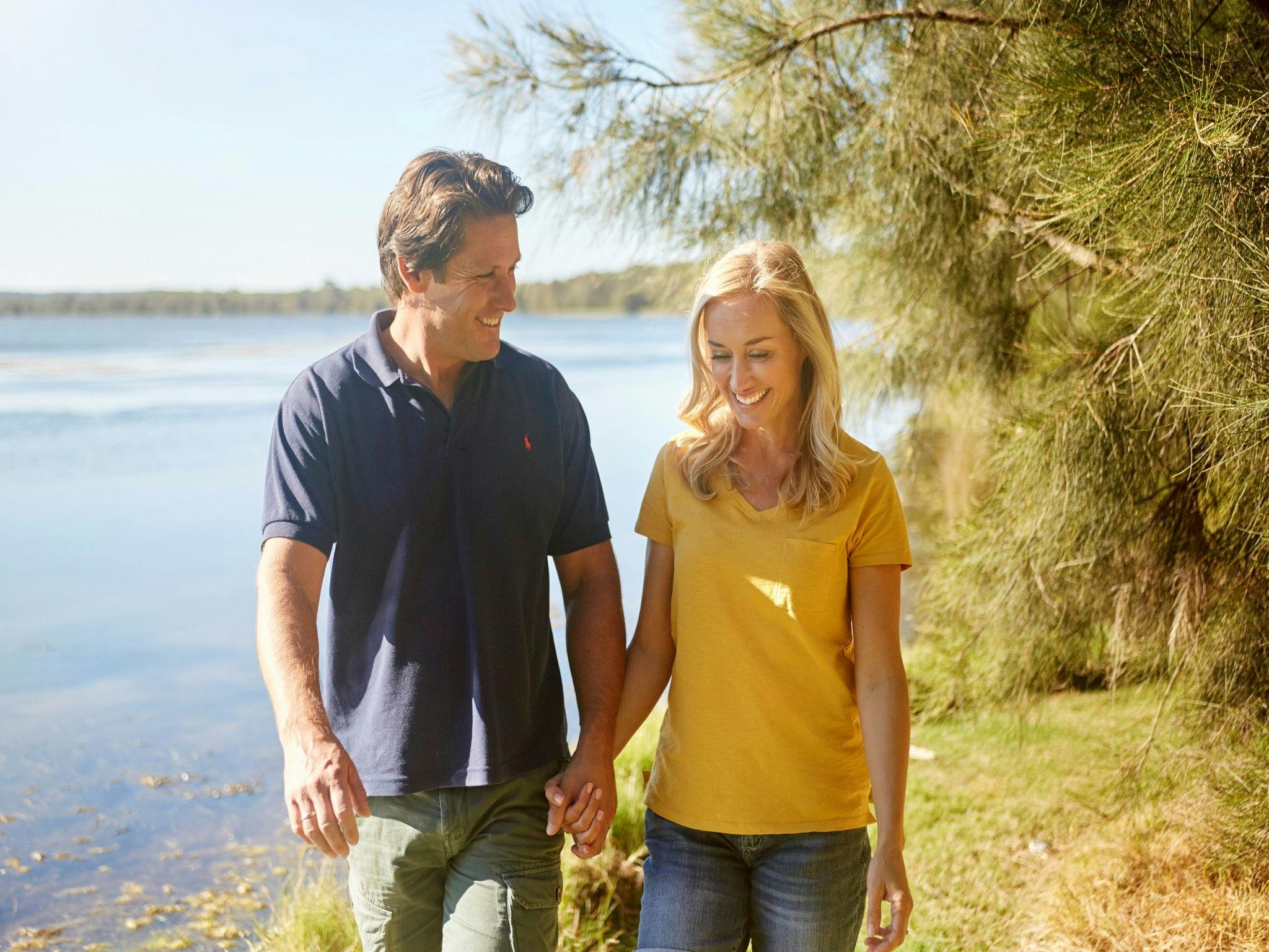 必和必拓夫婦在湖濱散步