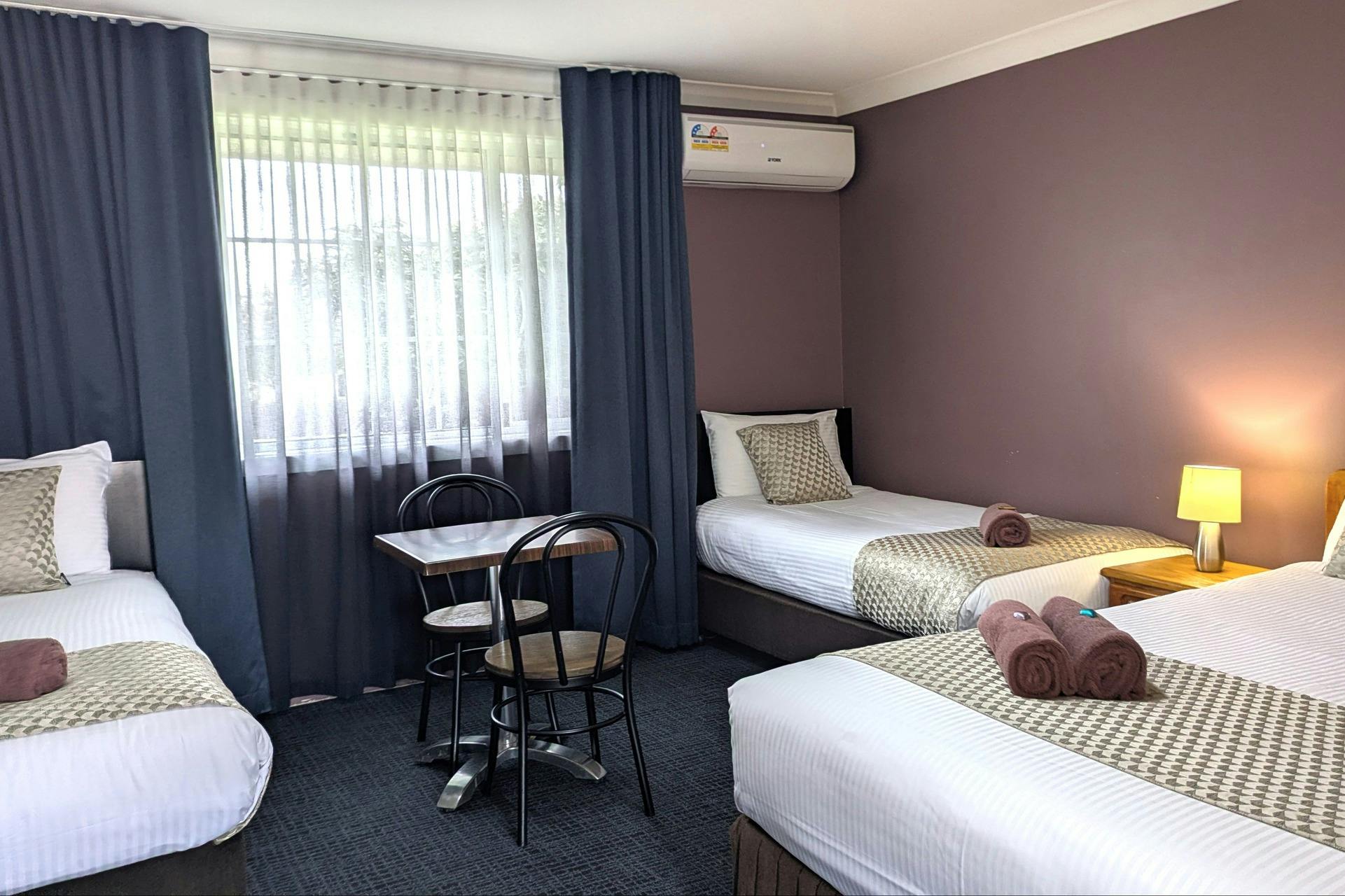 Queen and 2 singles room