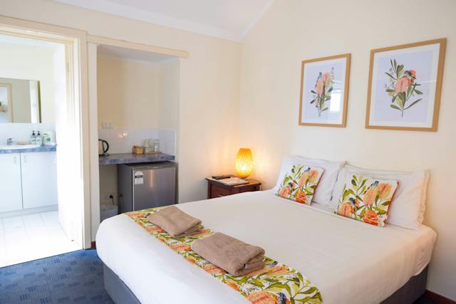 Queen ensuite