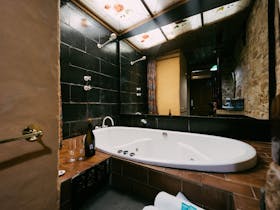 Mintaro Hideaway - Scholar bathroom with large 2 person oval spa