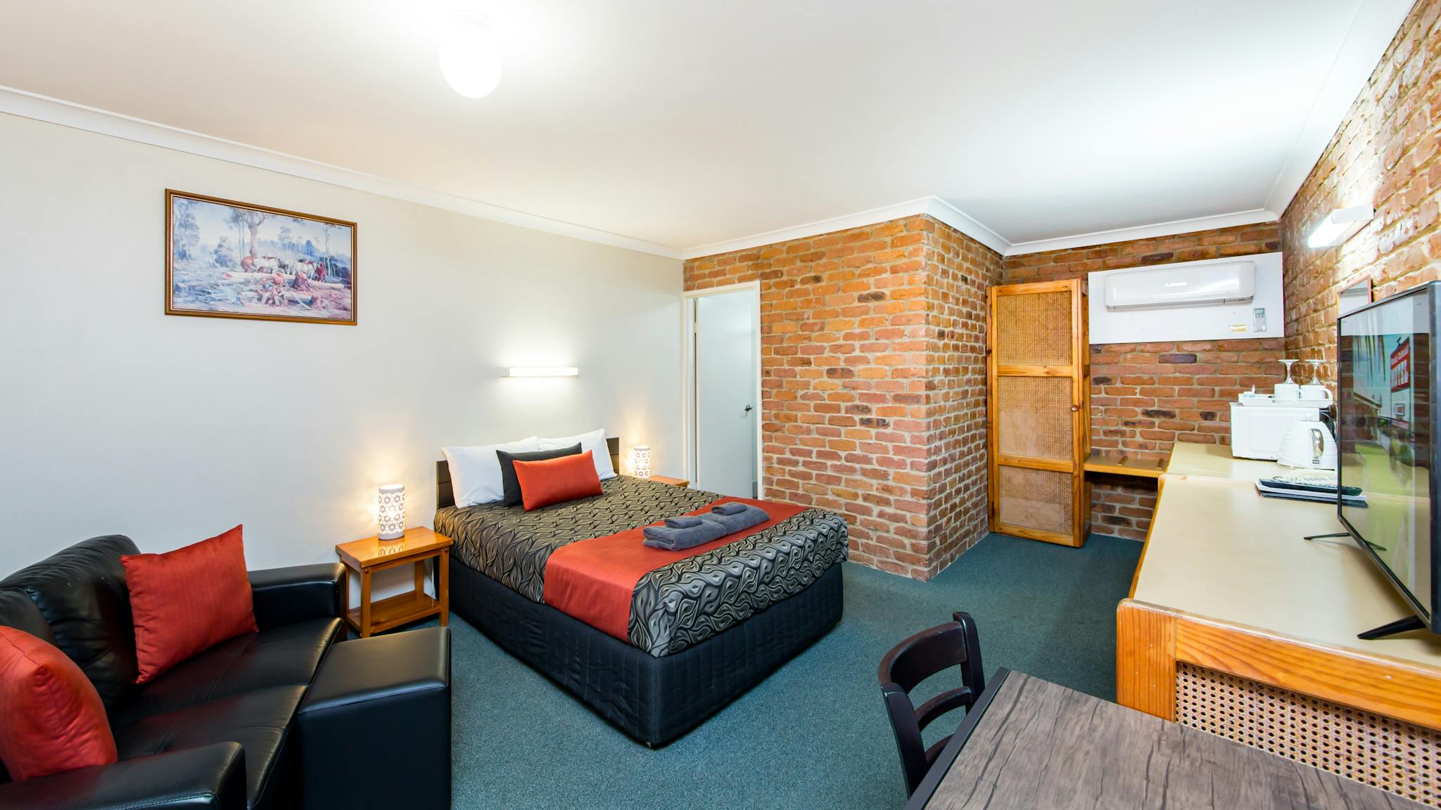 Spacious air-conditioned room with a comfortable queen bed, lounge, table & chairs, smart tv, kettle Spacious air-conditioned room with a comfortable queen bed, lounge, table & chairs, smart tv, kettle