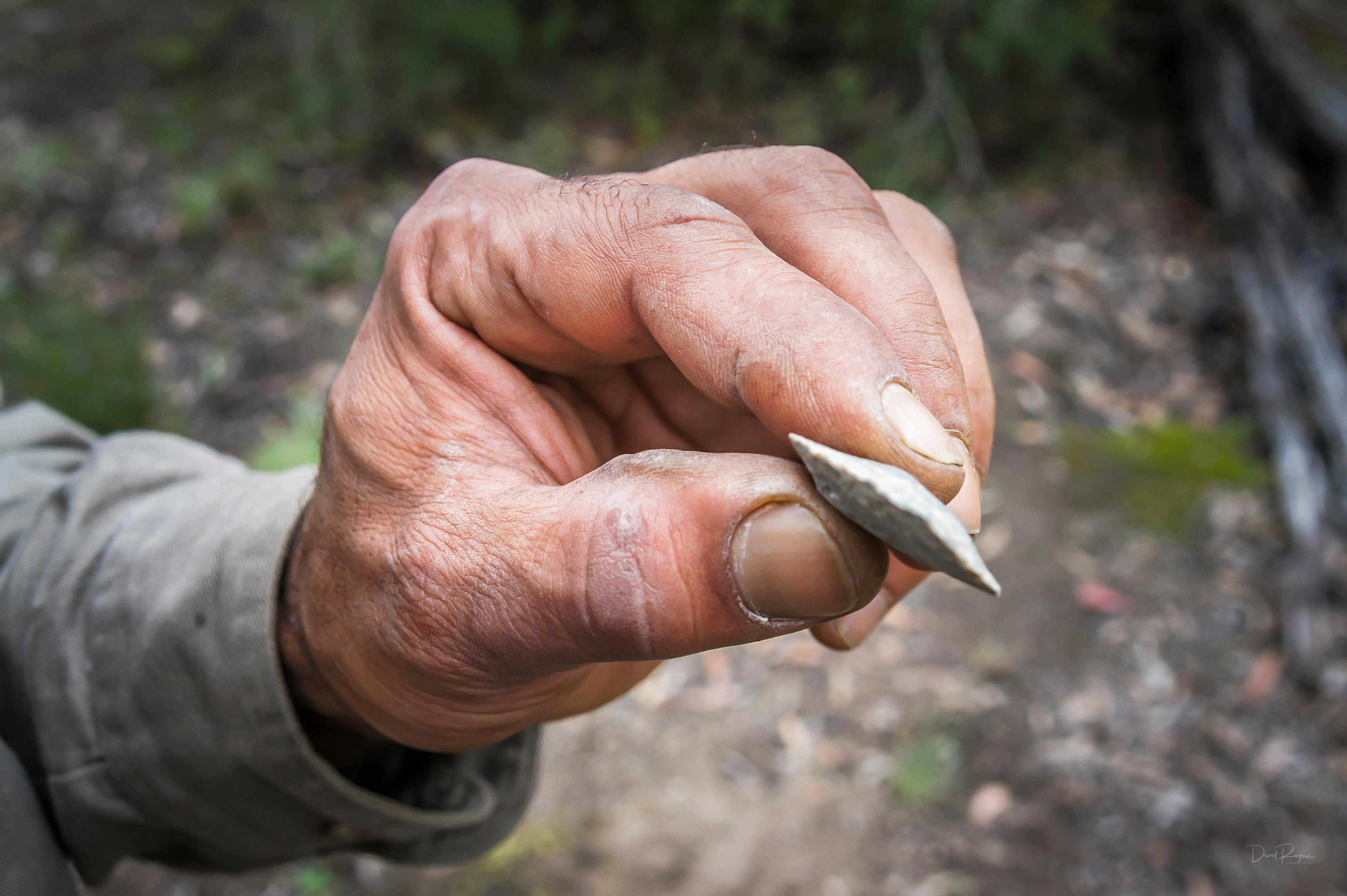 얇은 모양을 보기 위해 옆으로 석영 유물을 잡고 있는 손