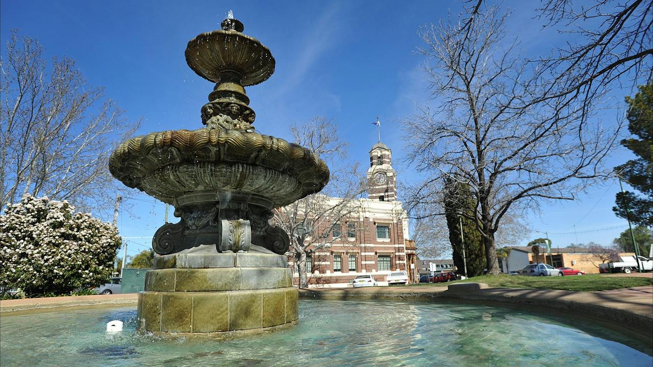 Royal Doulton Hankinson Memorial Fountain