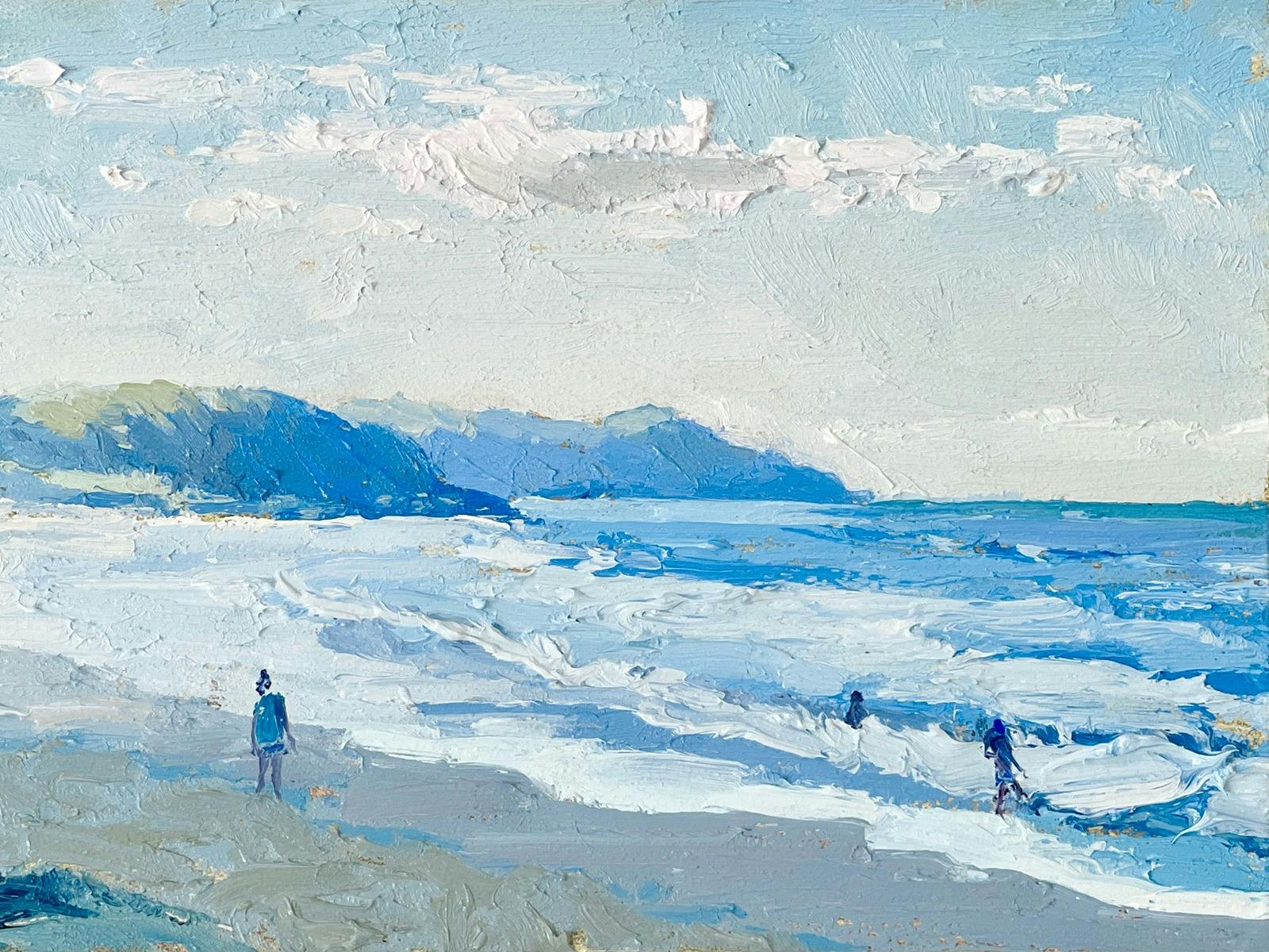 해변을 걷는 사람들과 배경에 곶이 보이는 유화 작품